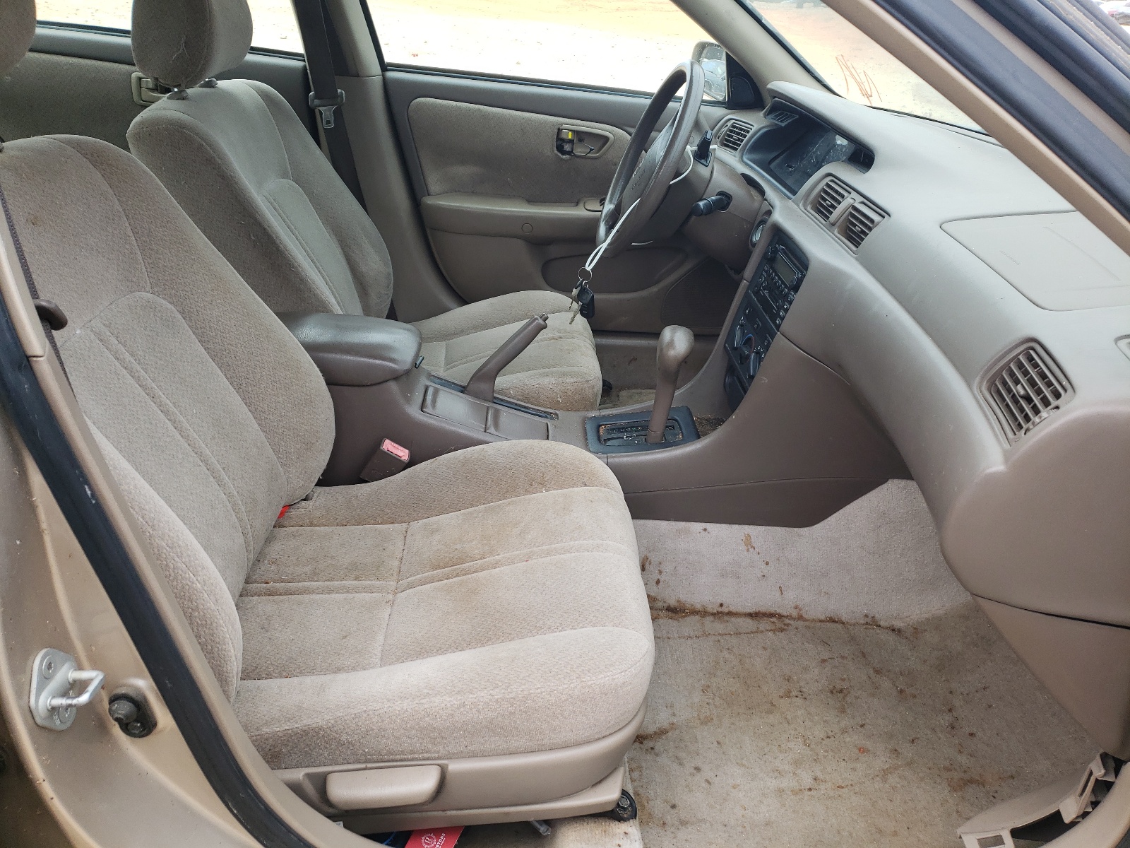 Photo 5 from auction – 2000 TOYOTA CAMRY with VIN 4T1BG22K6YU740019