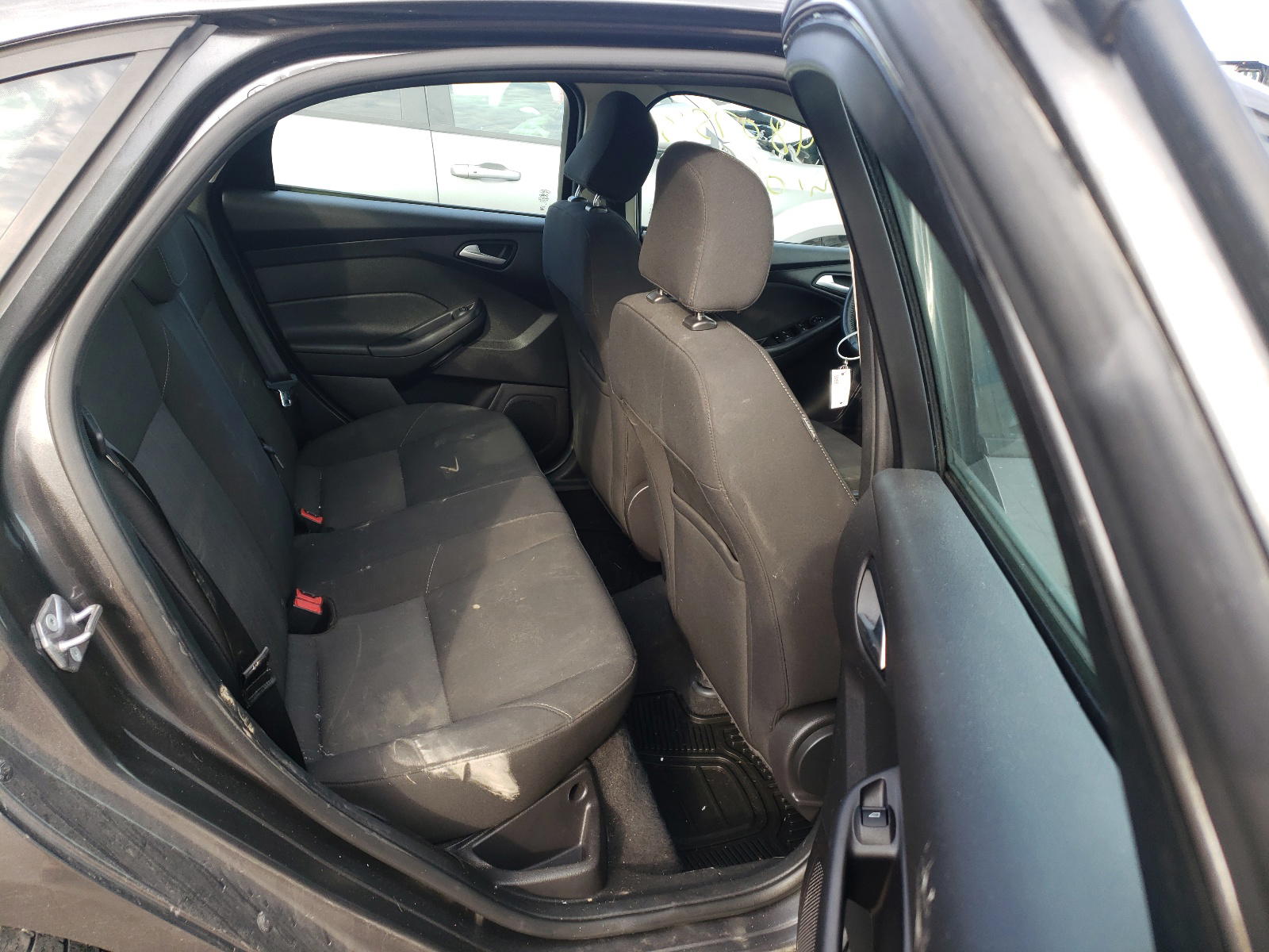 Photo 6 from auction – 2015 FORD FOCUS SE with VIN 1FADP3F29FL239776