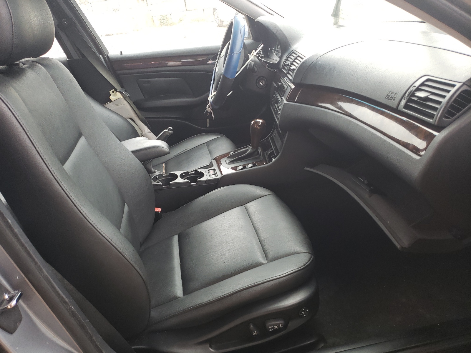 Photo 5 from auction – 2005 BMW 325 I with VIN WBAEV33475KX11937