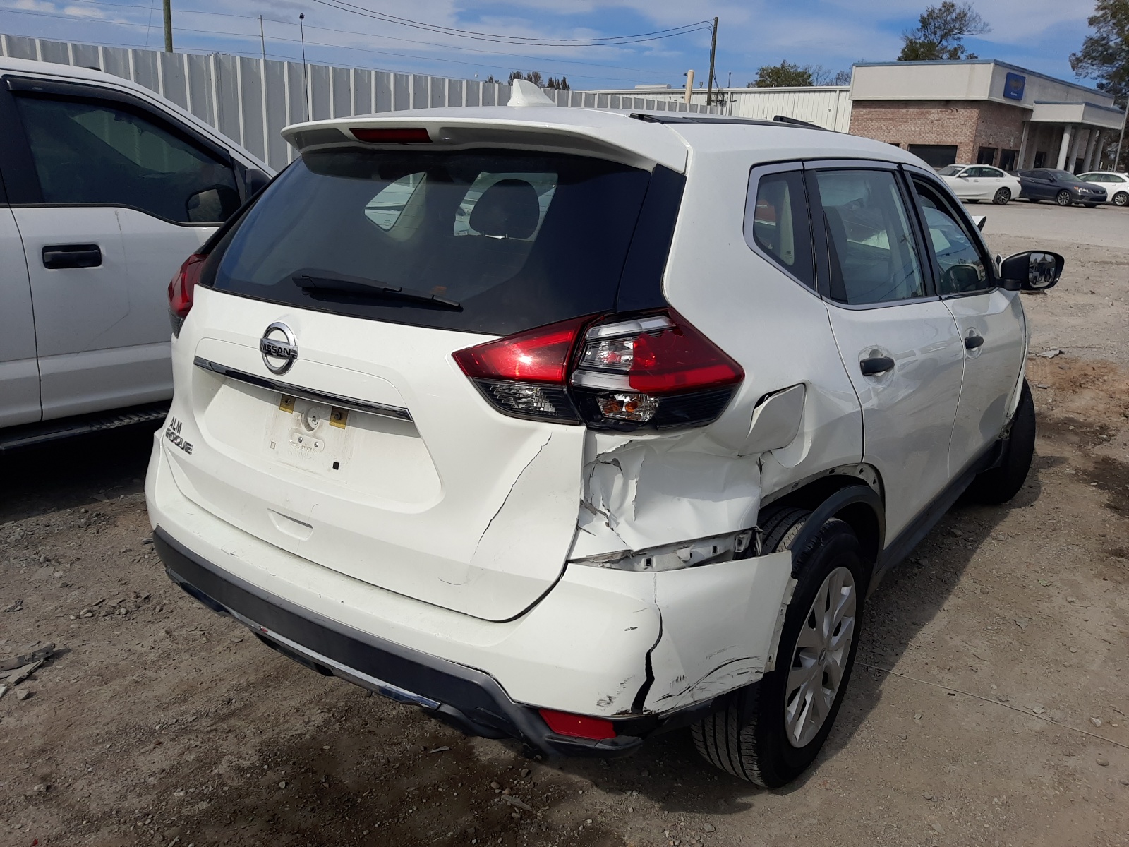 Photo 4 from auction – 2017 NISSAN ROGUE S with VIN KNMAT2MT0HP563998