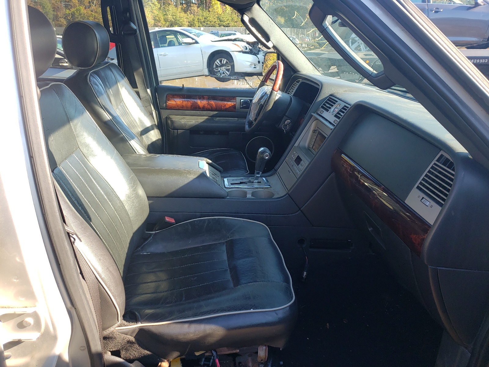 Photo 5 from auction – 2006 LINCOLN NAVIGATOR with VIN 5LMFU27576LJ12161