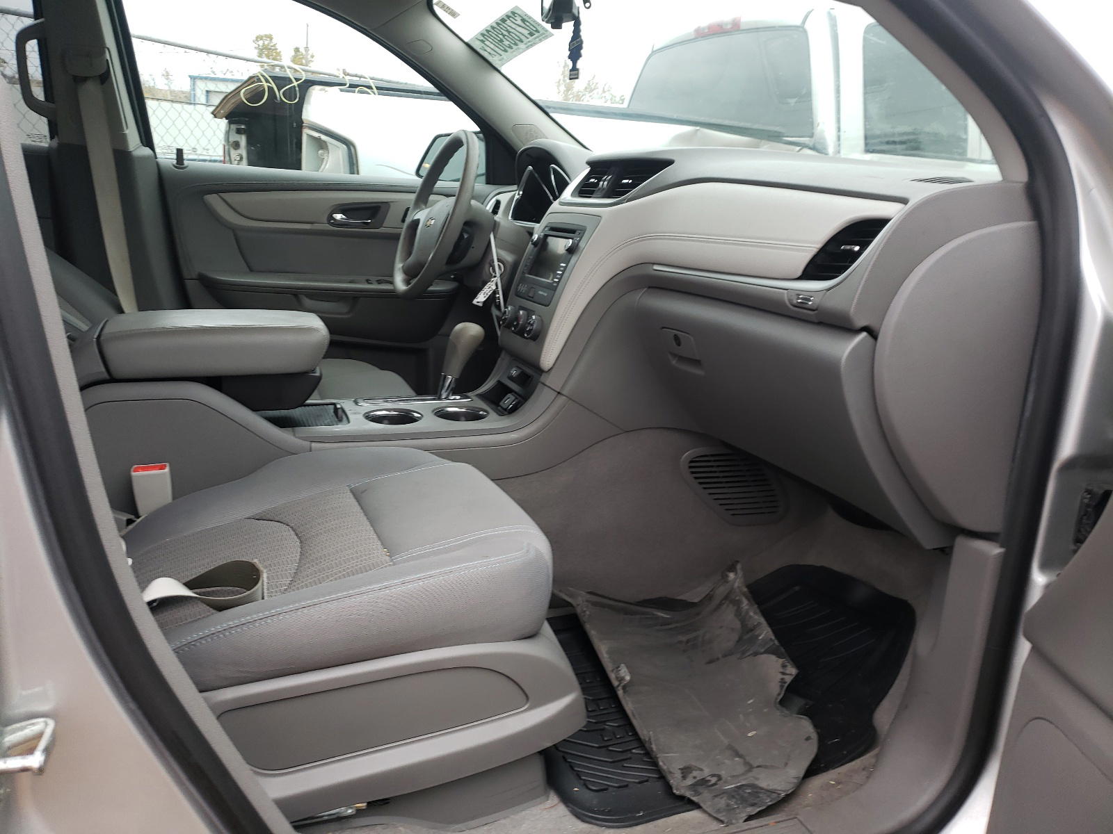 Photo 5 from auction – 2017 CHEVROLET TRAVERSE L with VIN 1GNKRFED3HJ348210