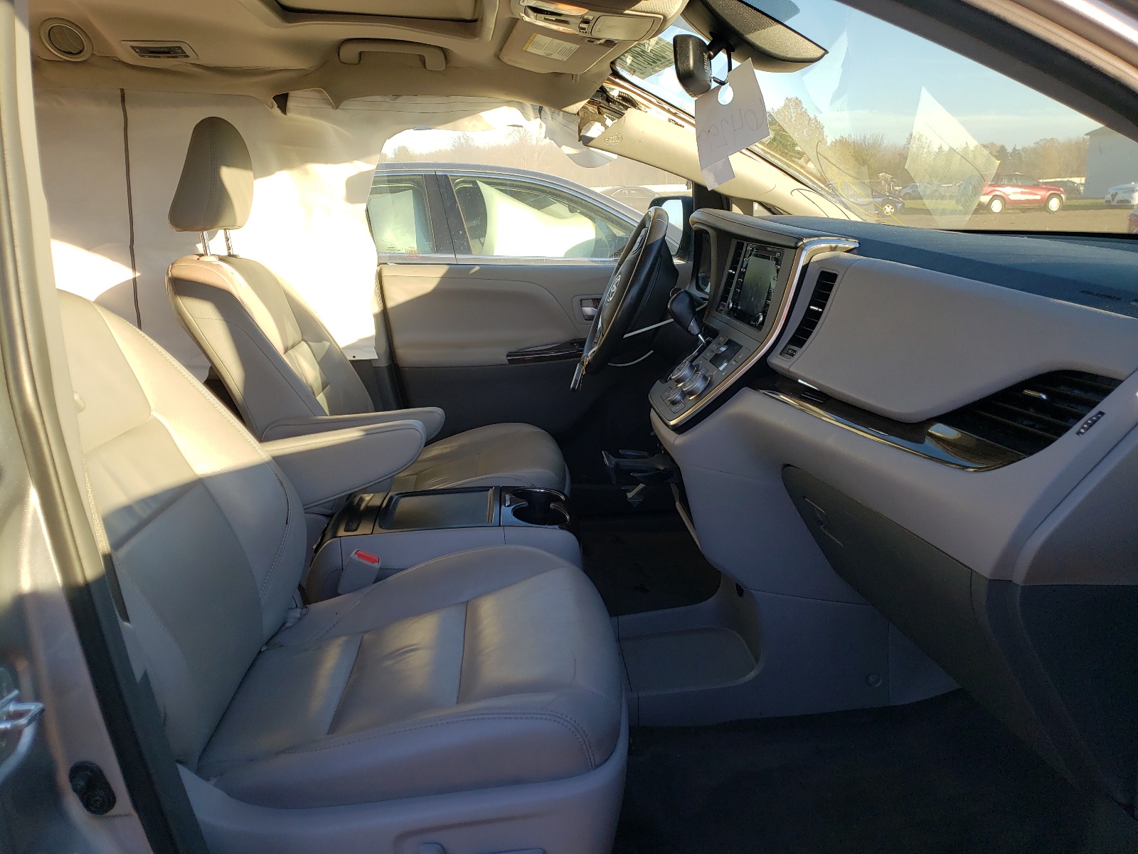 Photo 5 from auction – 2018 TOYOTA SIENNA XLE with VIN 5TDYZ3DC0JS918800