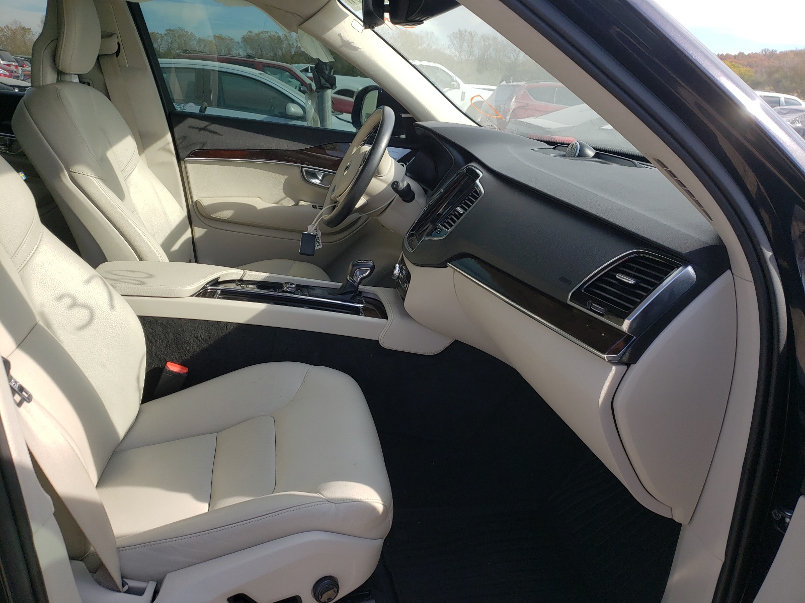 Photo 5 from auction – 2017 VOLVO XC90 T6 with VIN YV4A22PK4H1137060