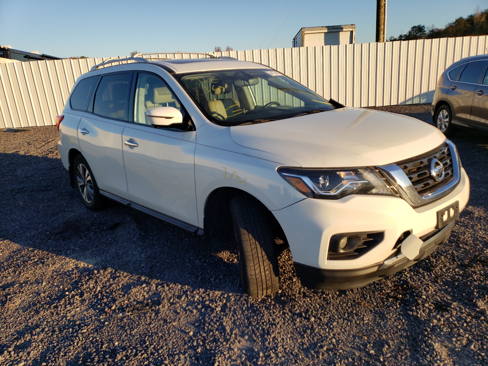 NISSAN PATHFINDER 2017 with VIN 5N1DR2MM8HC606250 - Photo from auction