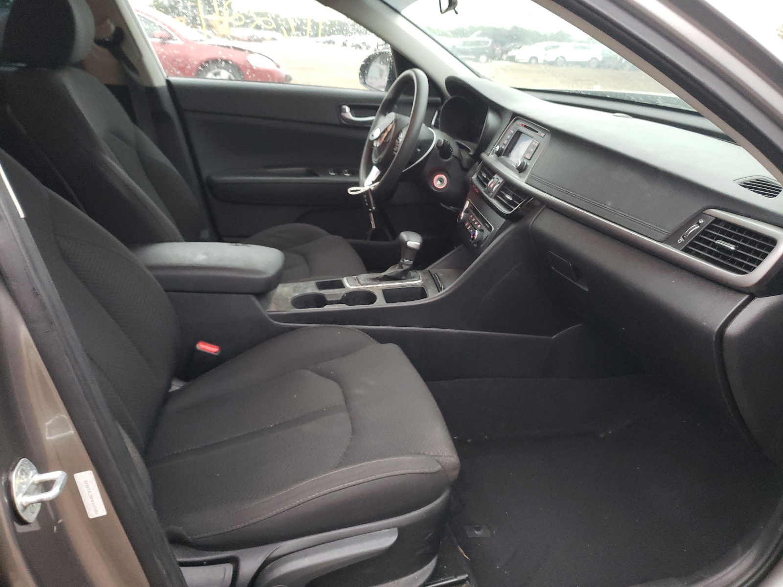 Photo 5 from auction – 2017 KIA OPTIMA LX with VIN 5XXGT4L38HG167686