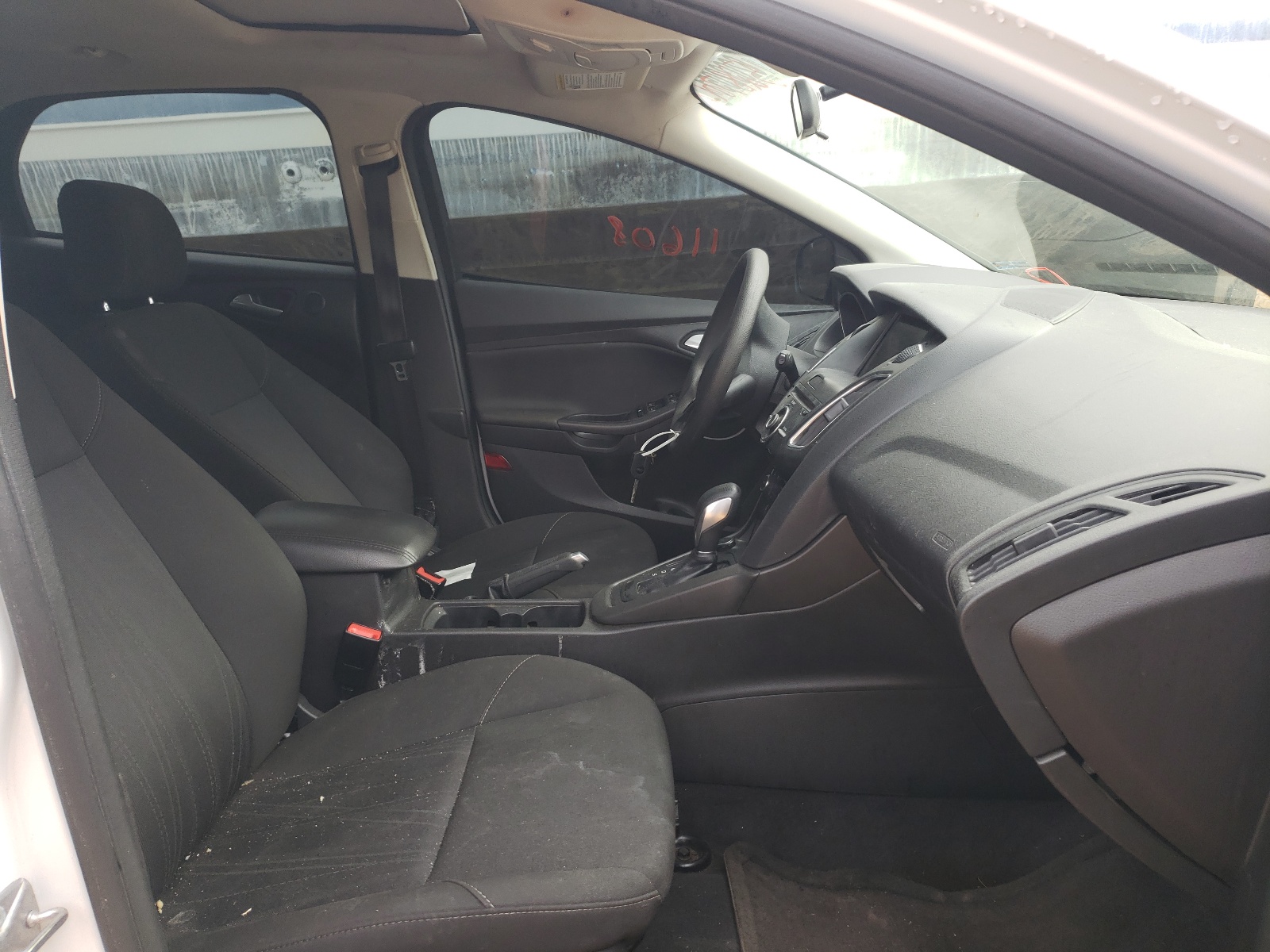 صورة رقم 5 من المزاد - 2017 FORD FOCUS SEL مع VIN 1FADP3M20HL224721