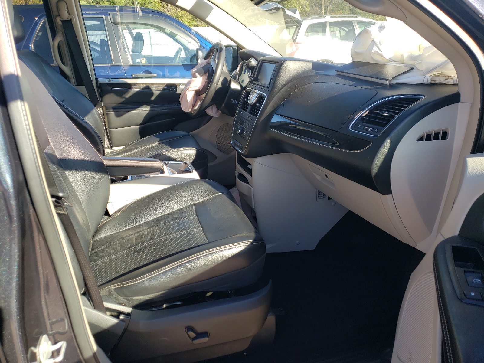 Photo 5 from auction – 2014 CHRYSLER TOWN & COU with VIN 2C4RC1CG9ER277224