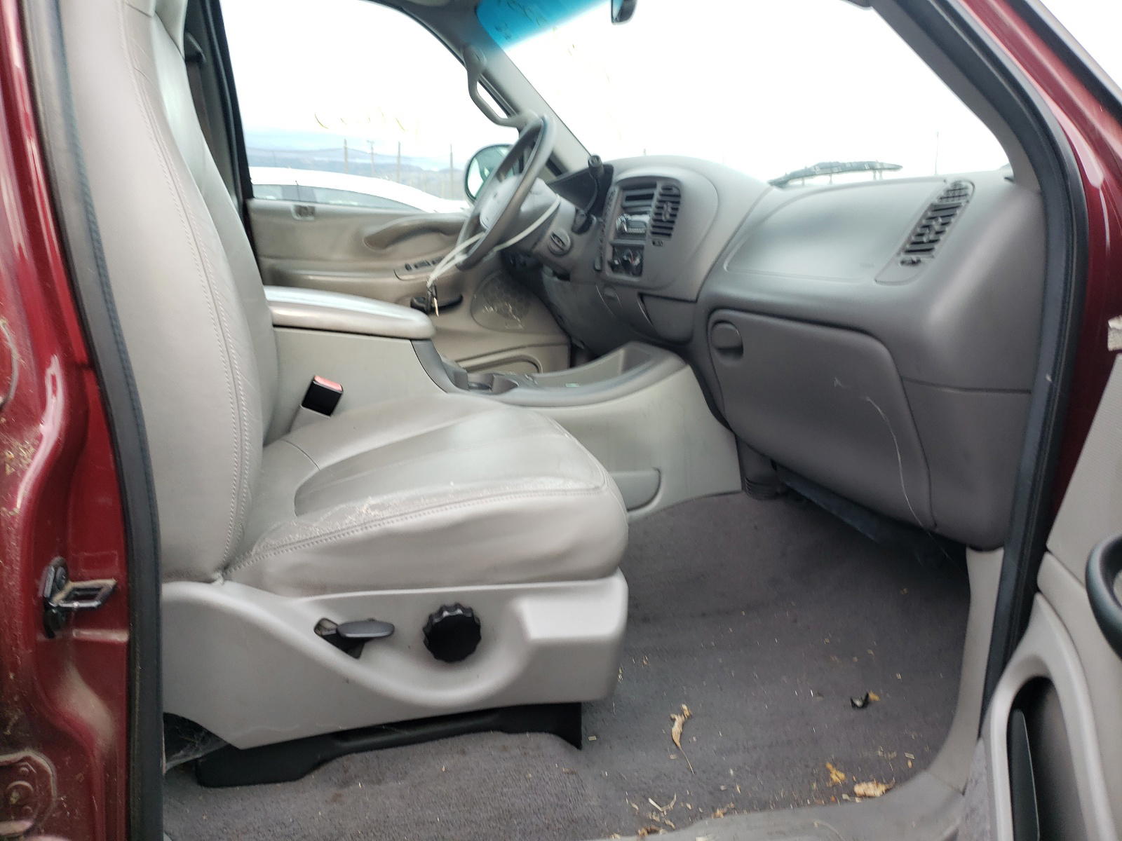 Photo 5 from auction – 2001 FORD EXPEDITION with VIN 1FMRU16W11LB80856