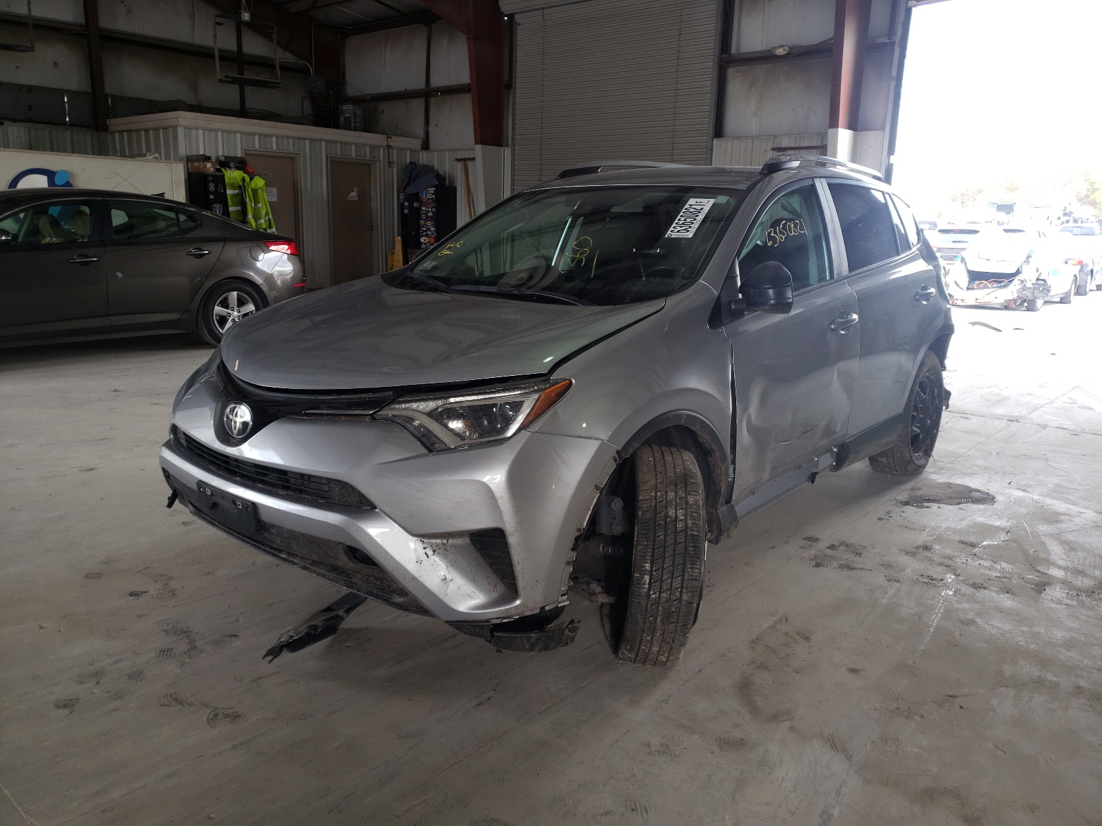 Zdjęcie 2 z aukcji – 2017 TOYOTA RAV4 LE z VIN 2T3BFREV0HW573486