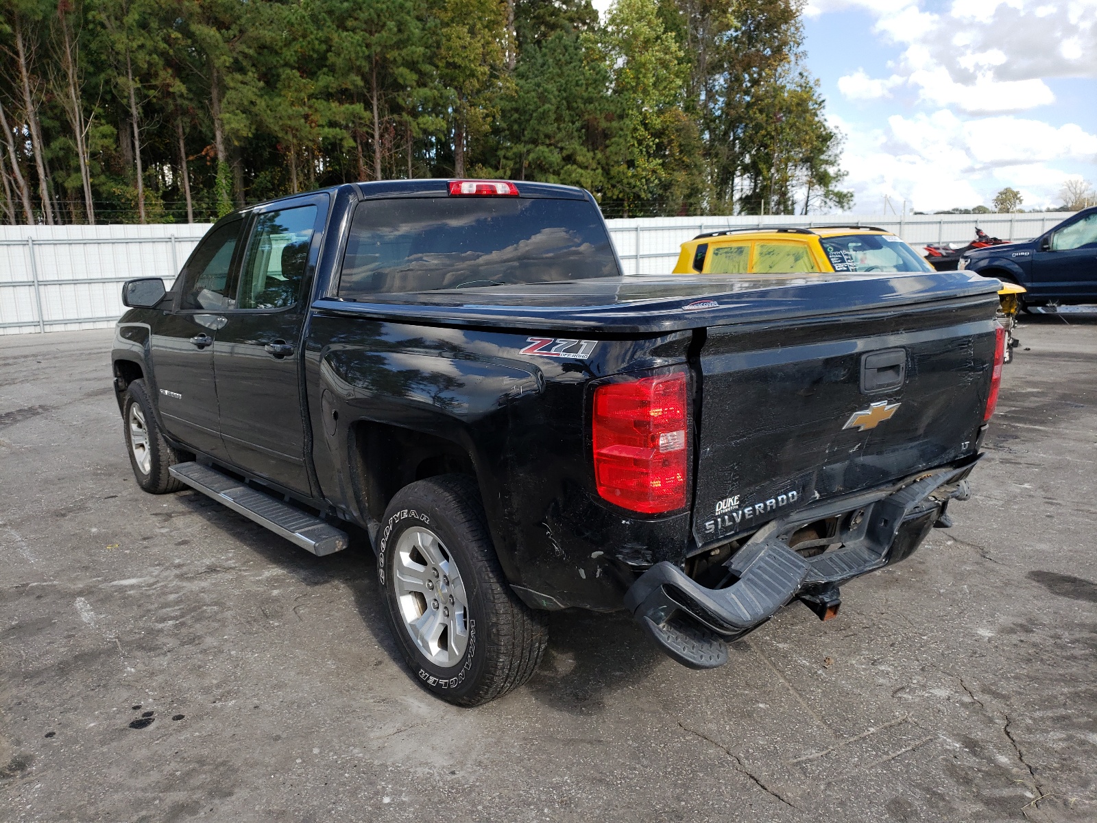 Photo 3 from auction – 2017 CHEVROLET SILVERADO with VIN 3GCUKREC0HG172765