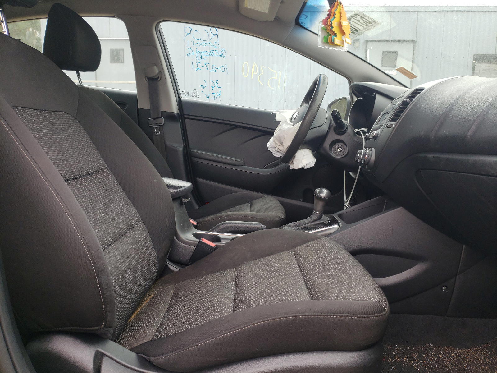 Photo 5 from auction – 2017 KIA FORTE LX with VIN 3KPFK4A7XHE080465
