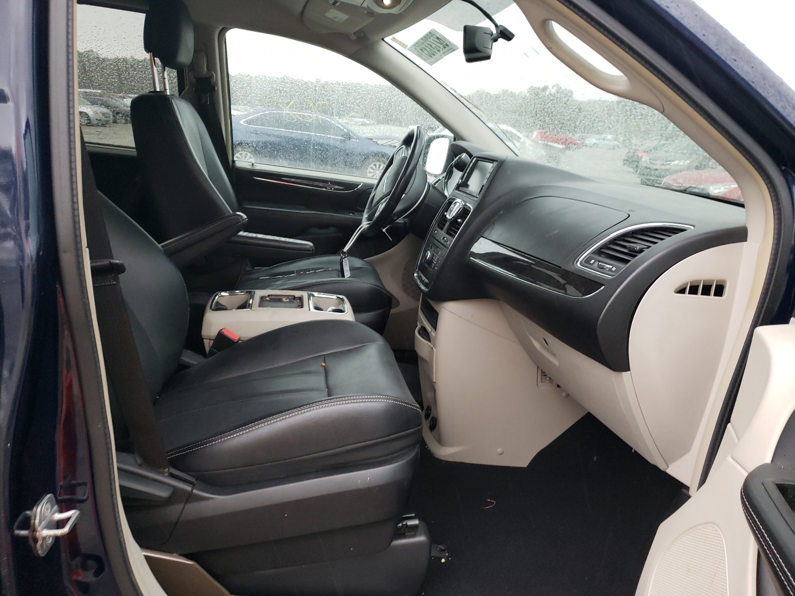 Photo 5 from auction – 2013 CHRYSLER TOWN & COU with VIN 2C4RC1BG7DR806315