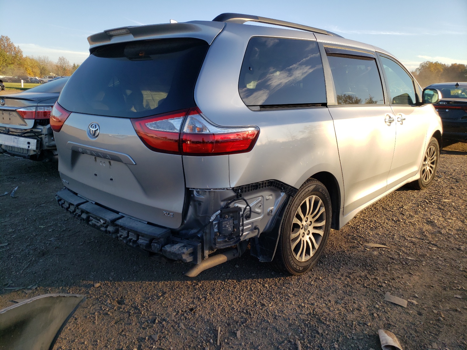 Photo 4 from auction – 2018 TOYOTA SIENNA XLE with VIN 5TDYZ3DC0JS918800