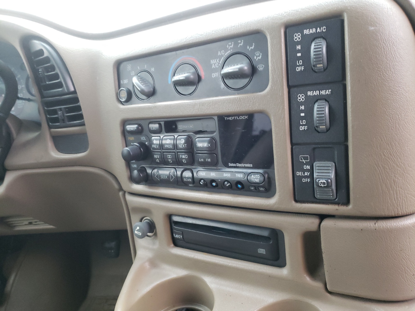 Photo 9 from auction – 2001 CHEVROLET ASTRO with VIN 1GNEL19W31B129986