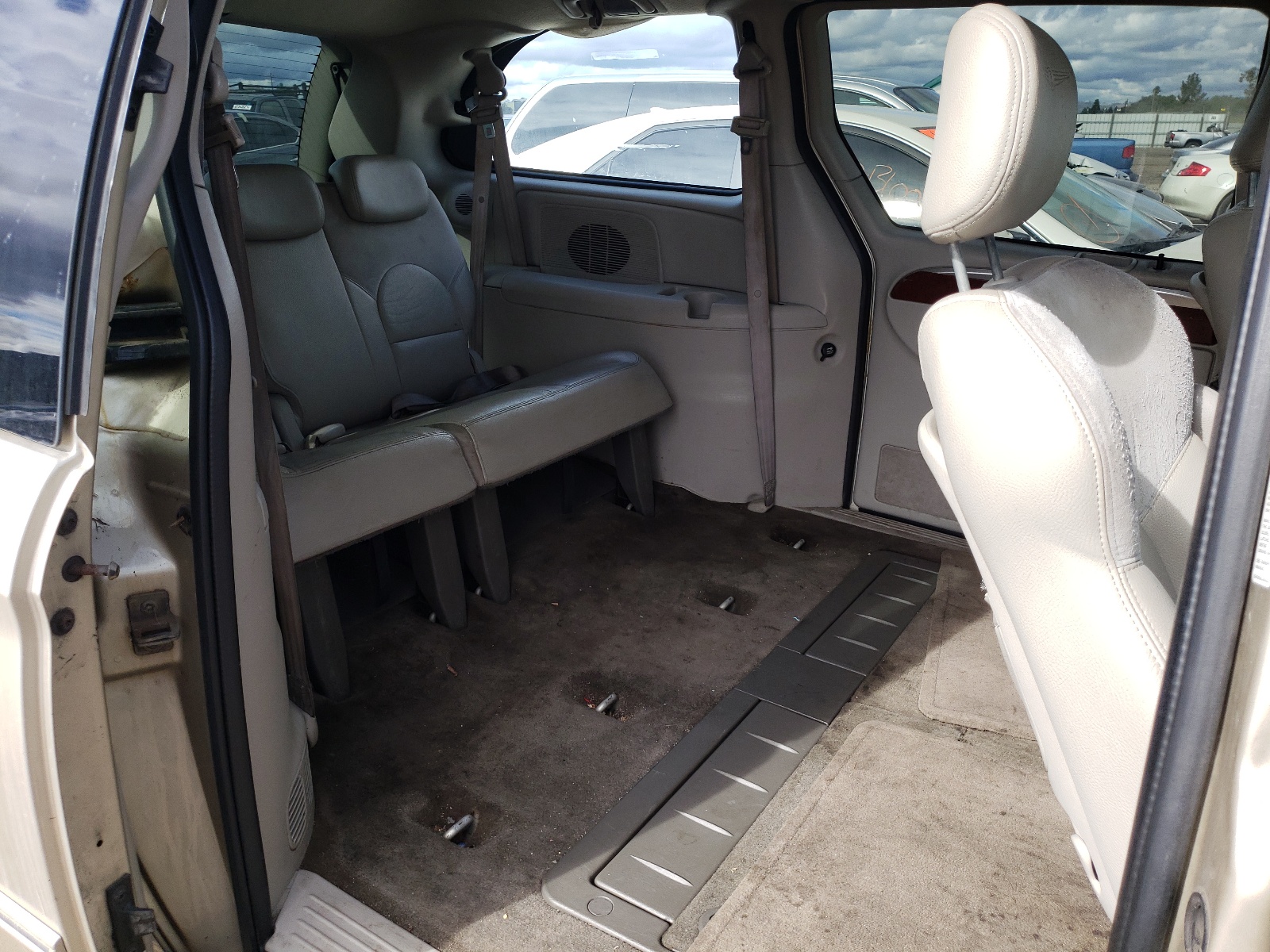 Photo 6 from auction – 2005 CHRYSLER TOWN & COU with VIN 2C4GP64L95R322103