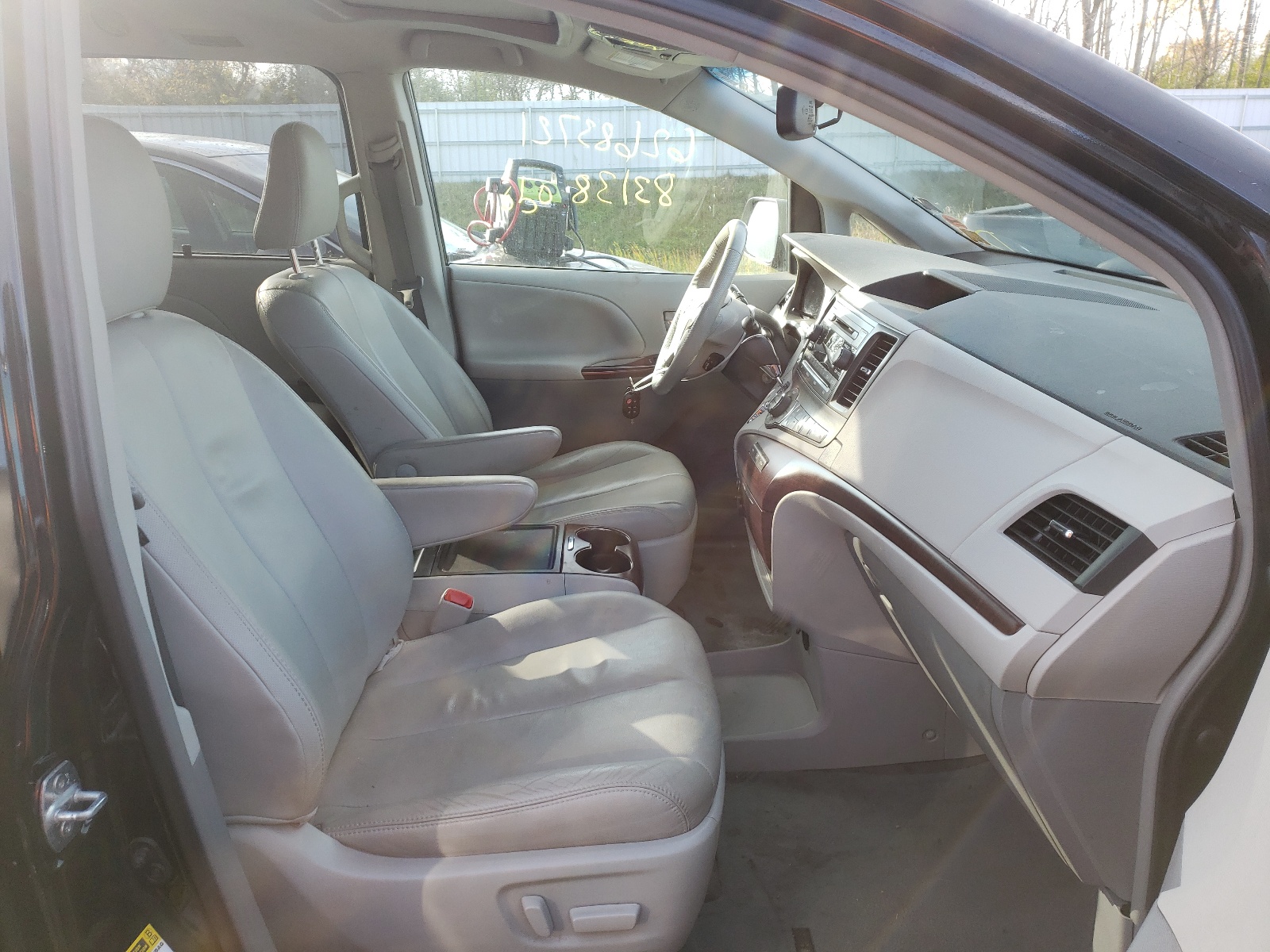 Photo 5 from auction – 2013 TOYOTA SIENNA XLE with VIN 5TDYK3DC2DS367360