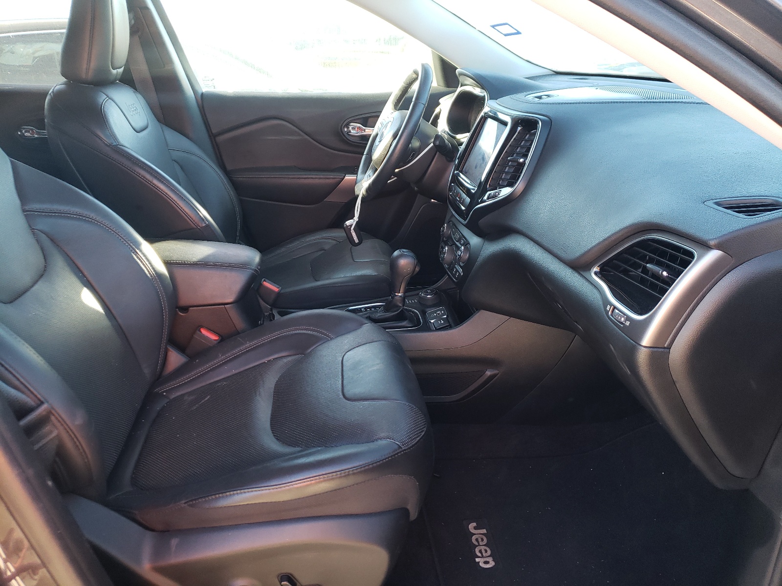 Photo 5 from auction – 2019 JEEP CHEROKEE L with VIN 1C4PJMDXXKD102377