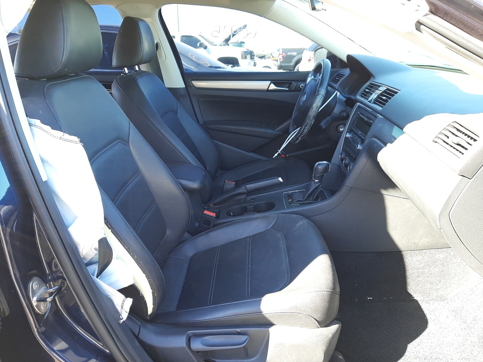 Photo 5 from auction – 2014 VOLKSWAGEN PASSAT S with VIN 1VWAP7A34EC021373