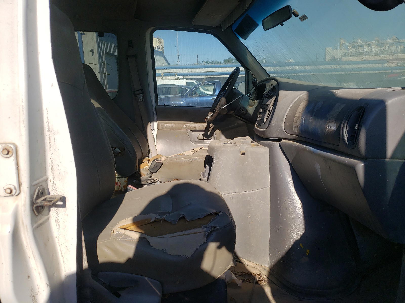 Photo 5 from auction – 2002 FORD E350 with VIN 1FBSS31L32HA74809