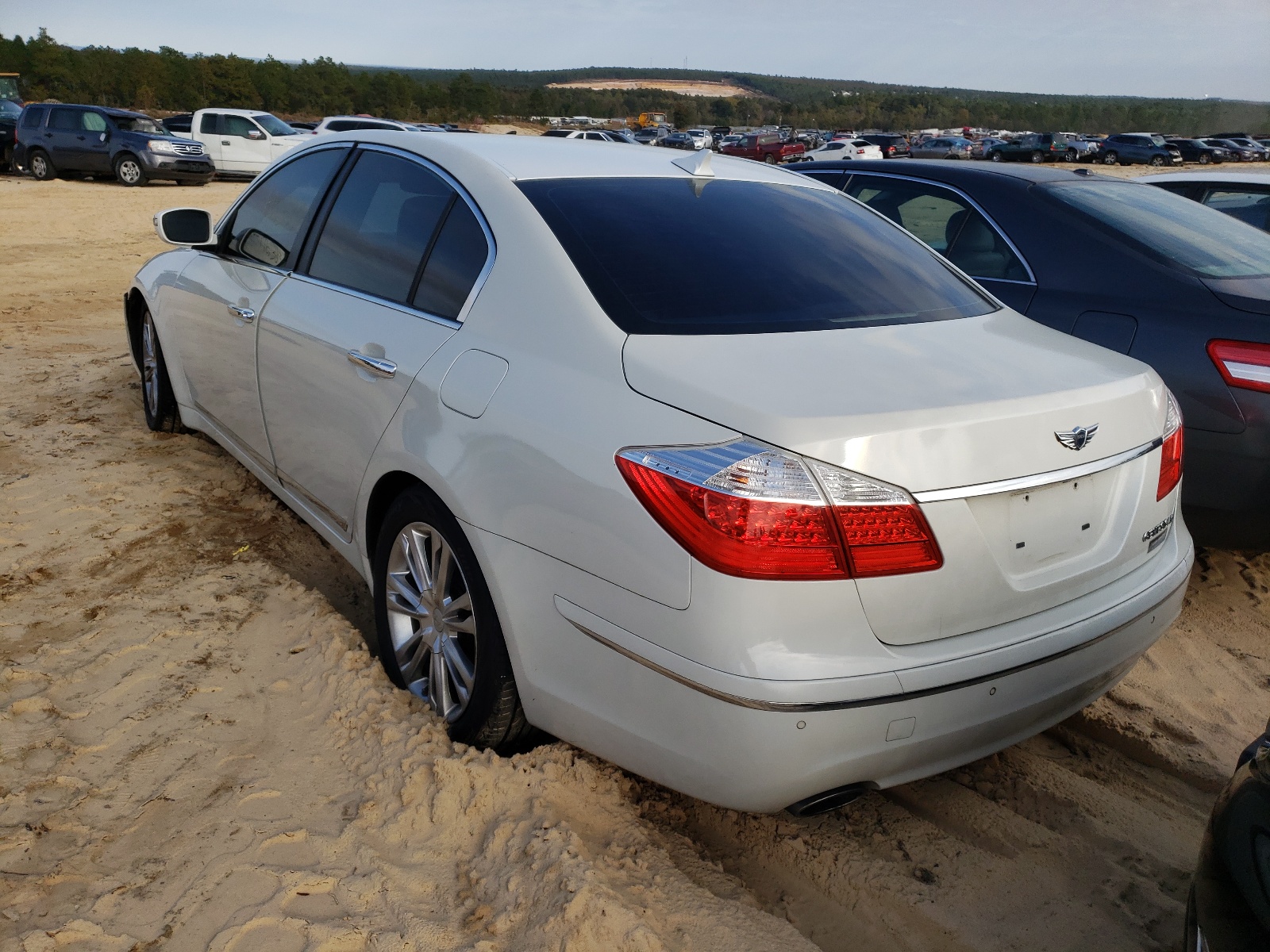 Photo 3 from auction – 2011 HYUNDAI GENESIS 4. with VIN KMHGC4DF7BU121966