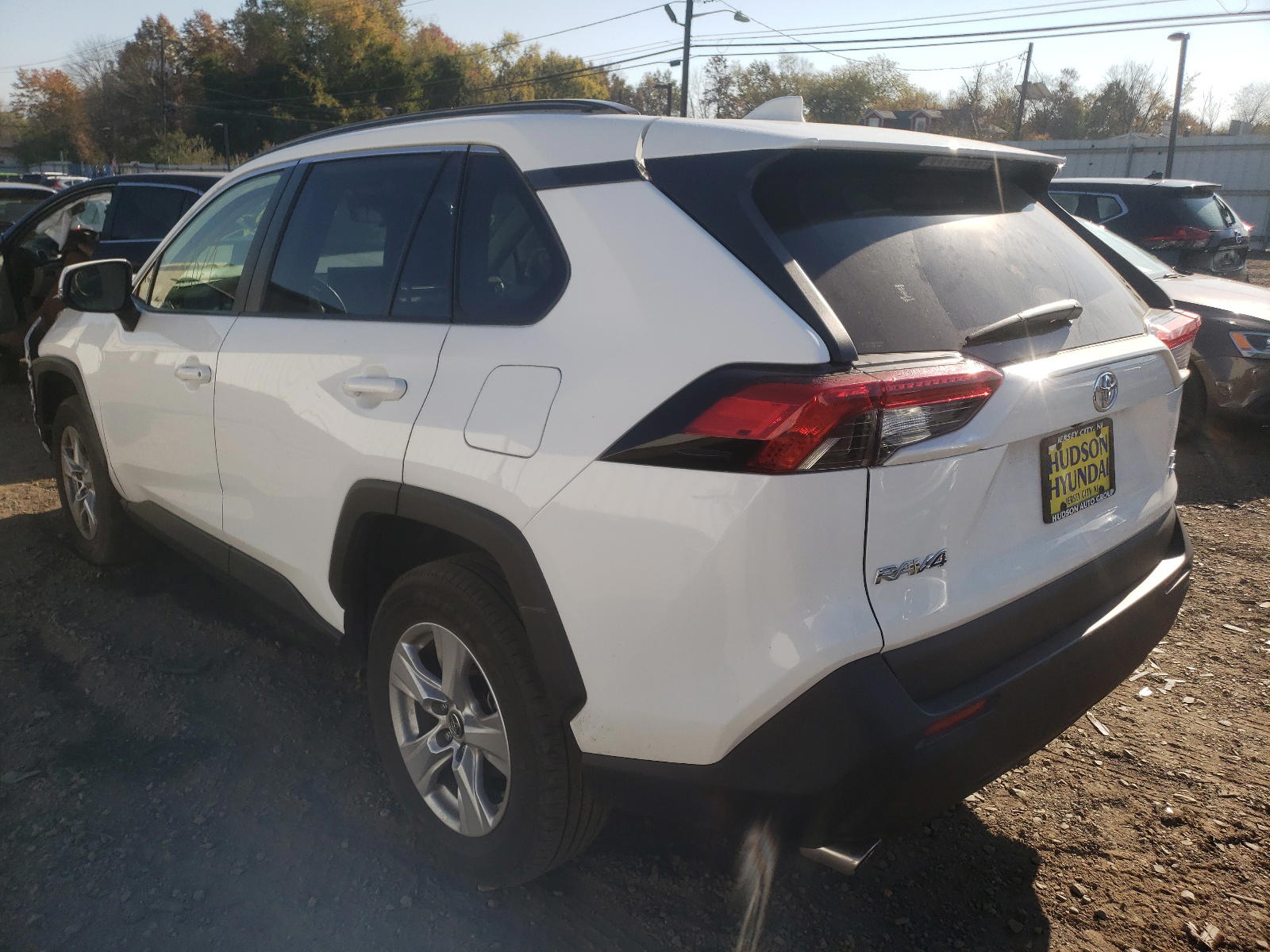 Photo 3 from auction – 2019 TOYOTA RAV4 XLE with VIN JTMP1RFV0KD016164