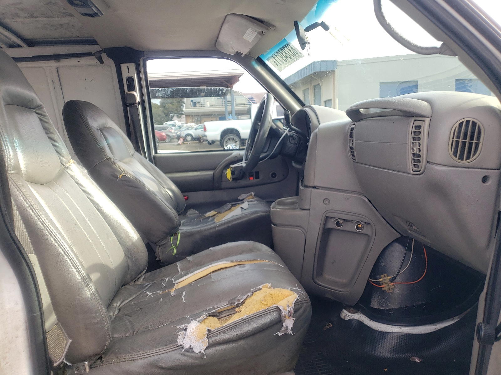 Photo 5 from auction – 2001 CHEVROLET ASTRO with VIN 1GCDM19W91B100512
