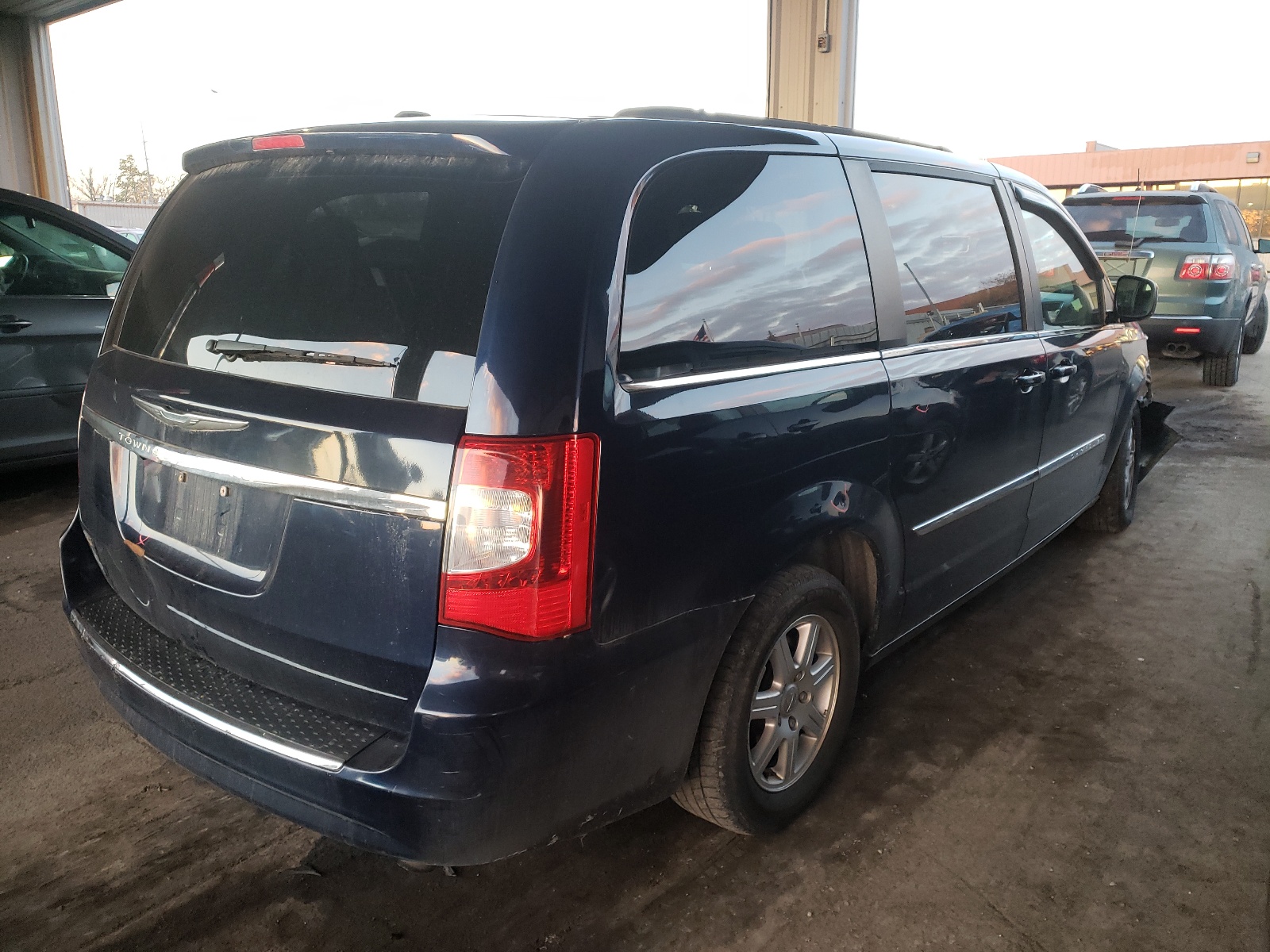 Photo 4 from auction – 2012 CHRYSLER TOWN & COU with VIN 2C4RC1BGXCR330589