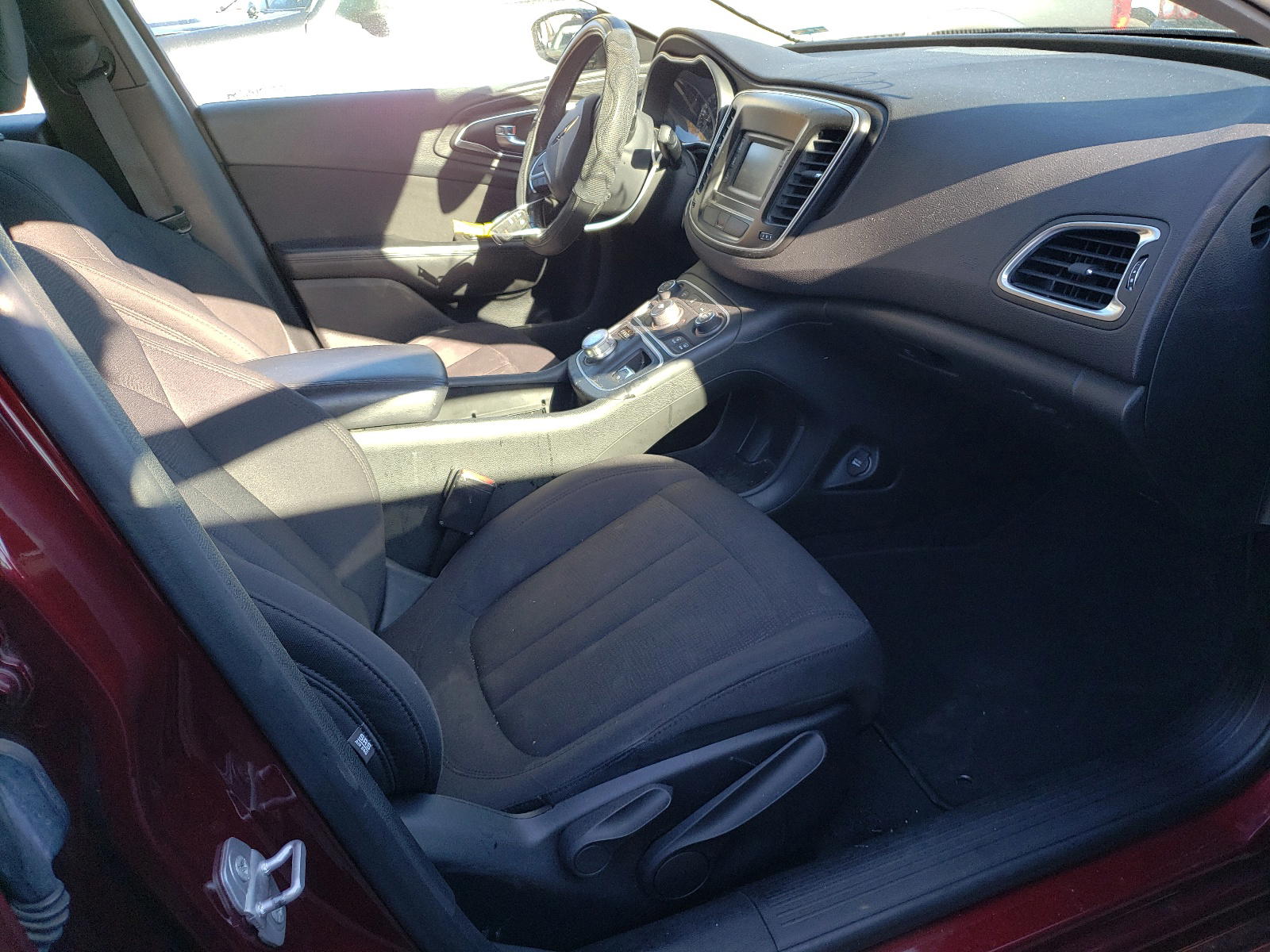 Photo 5 from auction – 2015 CHRYSLER 200 LIMITE with VIN 1C3CCCAB3FN657543