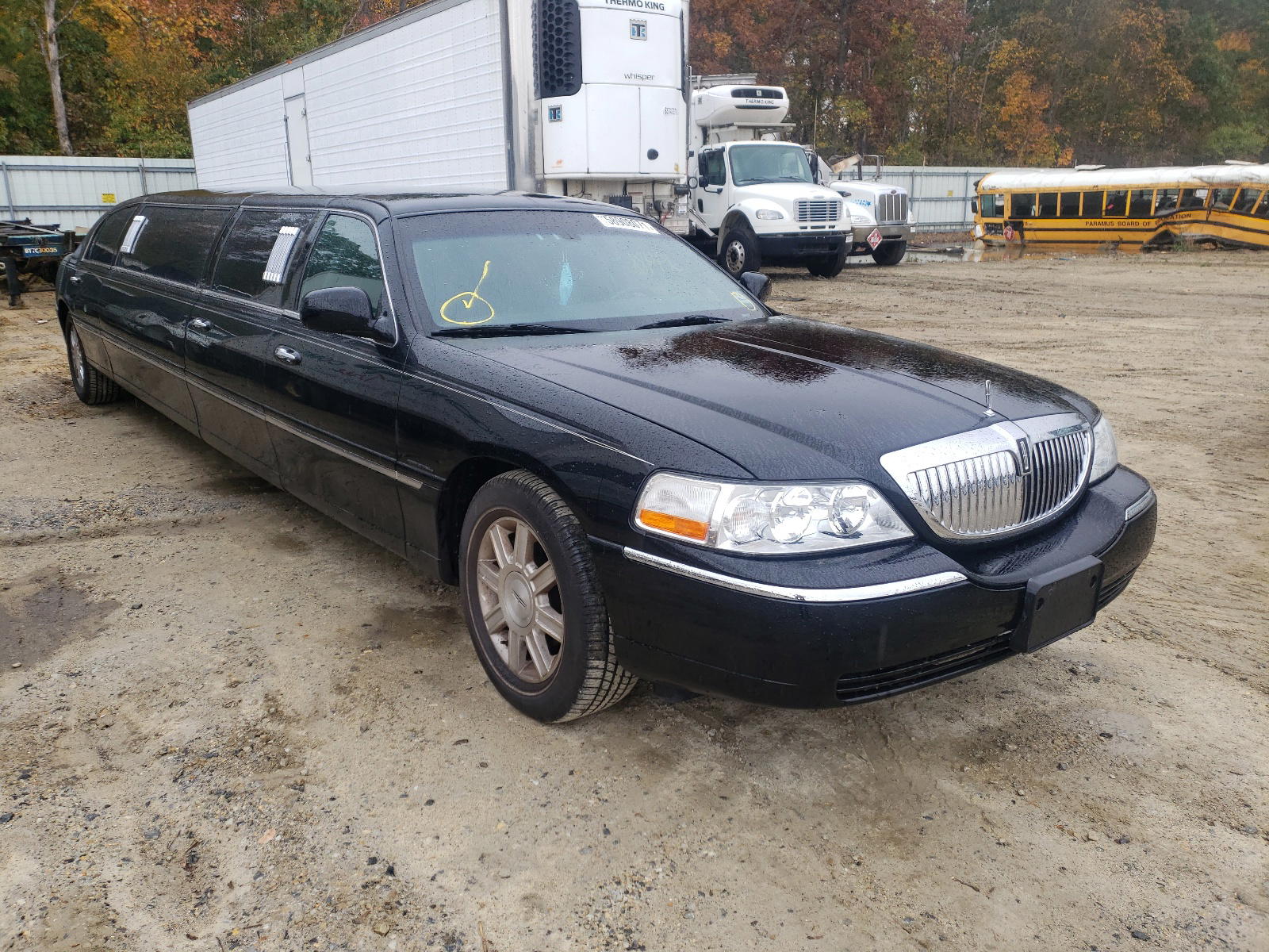 LINCOLN TOWN CAR E 2008 with VIN 2L1FM88W08X649782 - Photo from auction