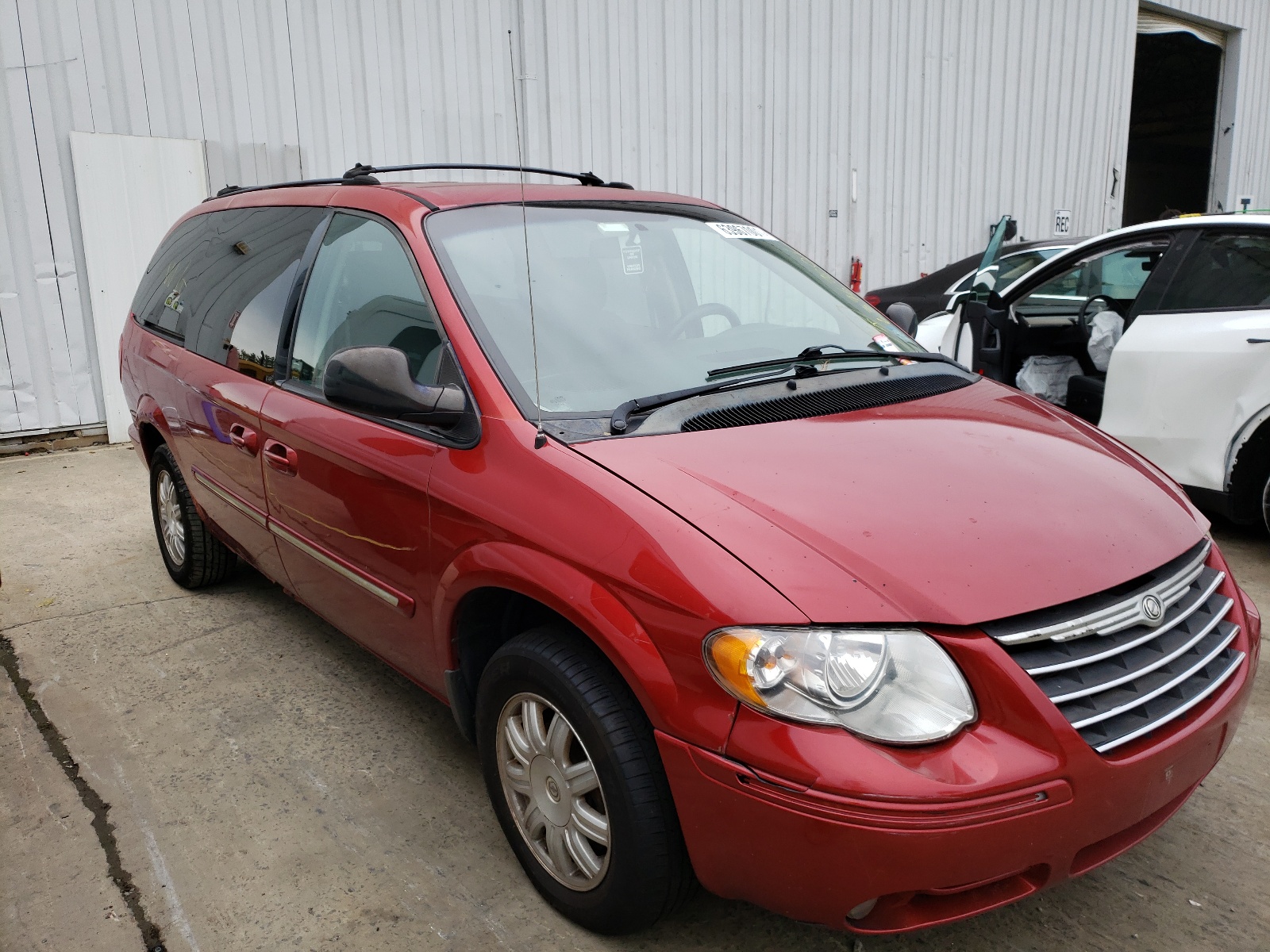 Photo 1 from auction – 2005 CHRYSLER TOWN & COU with VIN 2C4GP54L85R232872