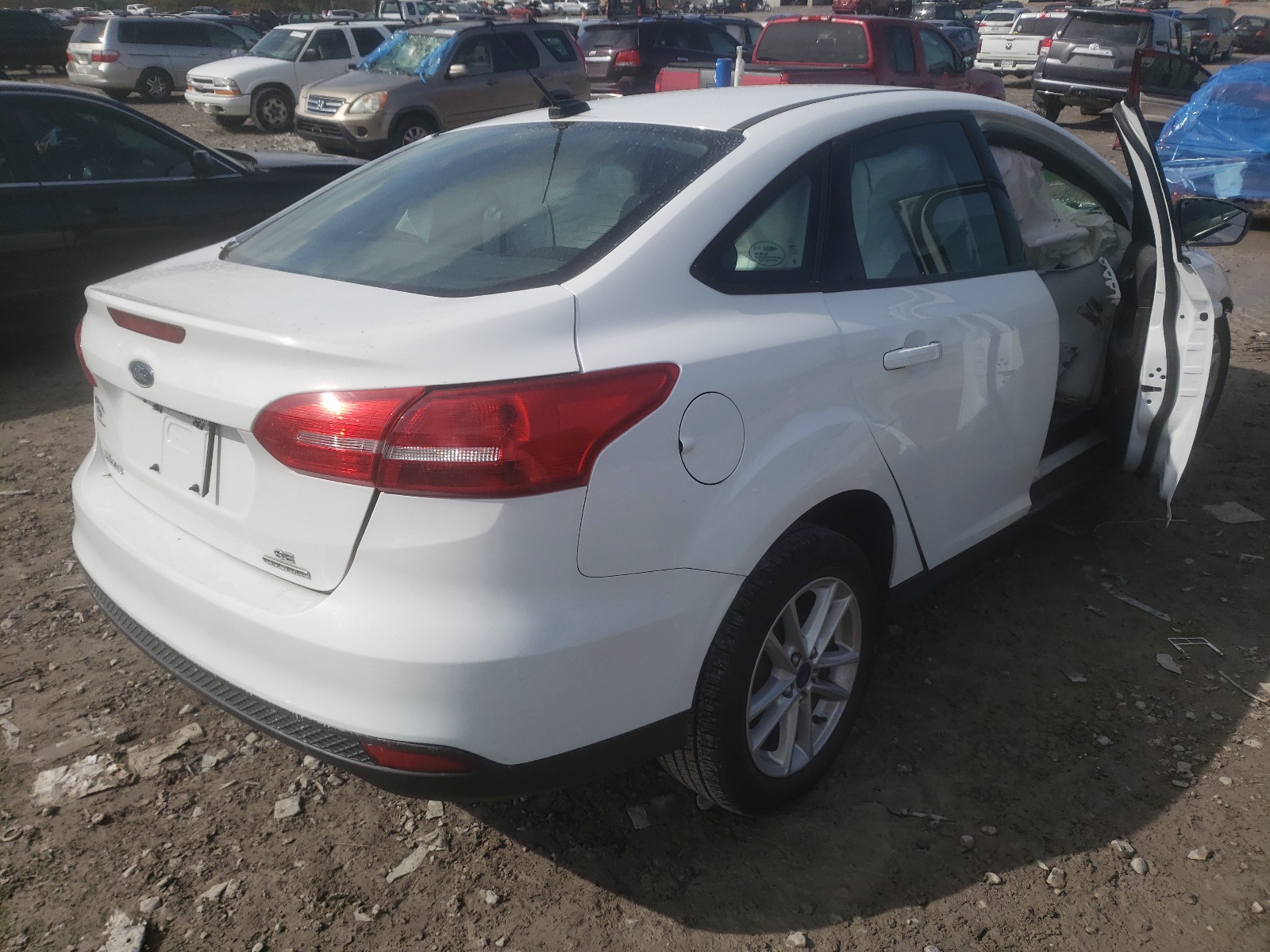 Photo 4 from auction – 2016 FORD FOCUS SE with VIN 1FADP3F22GL305294