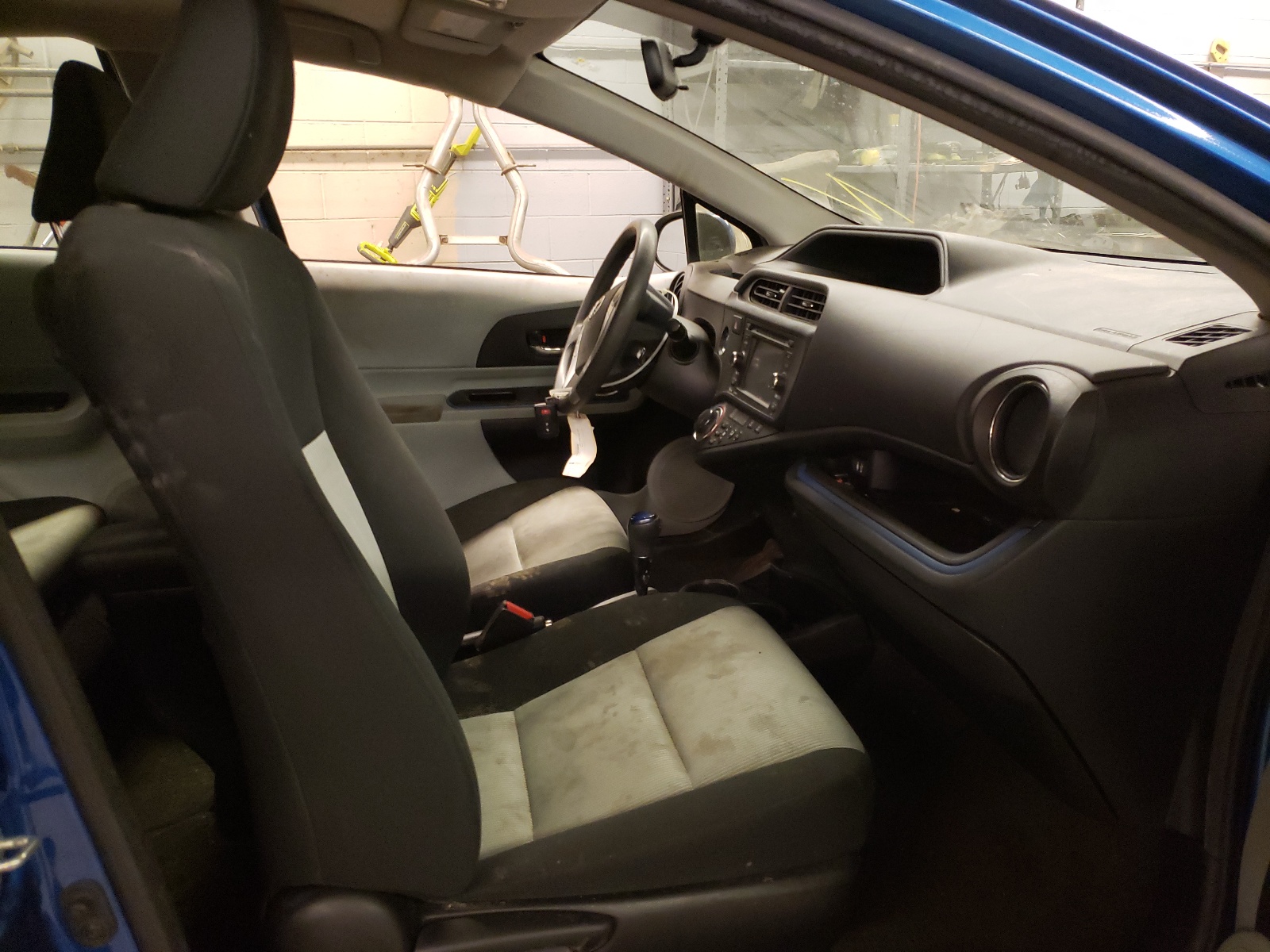 Photo 5 from auction – 2013 TOYOTA PRIUS C with VIN JTDKDTB31D1532105