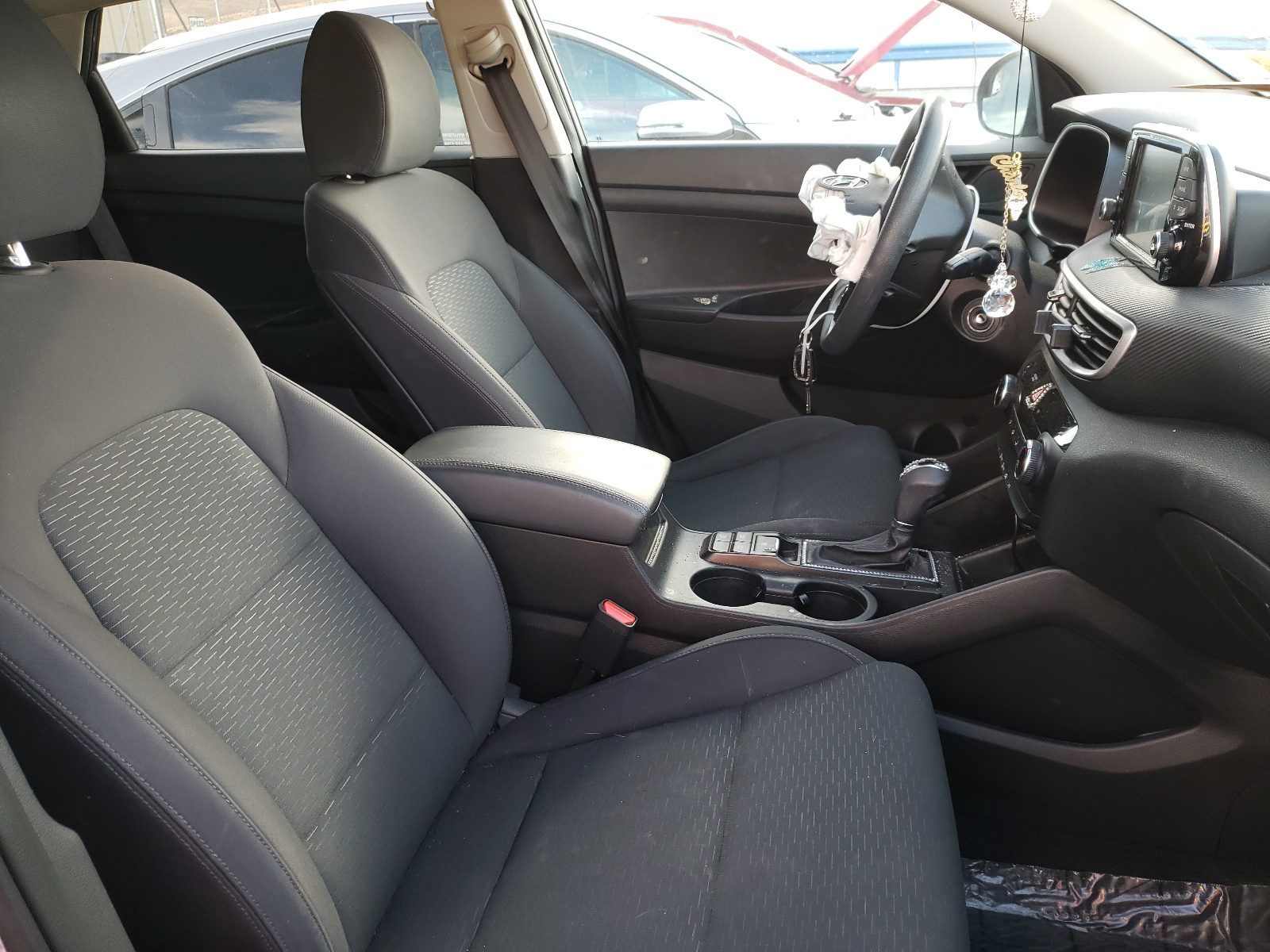 Photo 5 from auction – 2019 HYUNDAI TUCSON SE with VIN KM8J2CA40KU901216