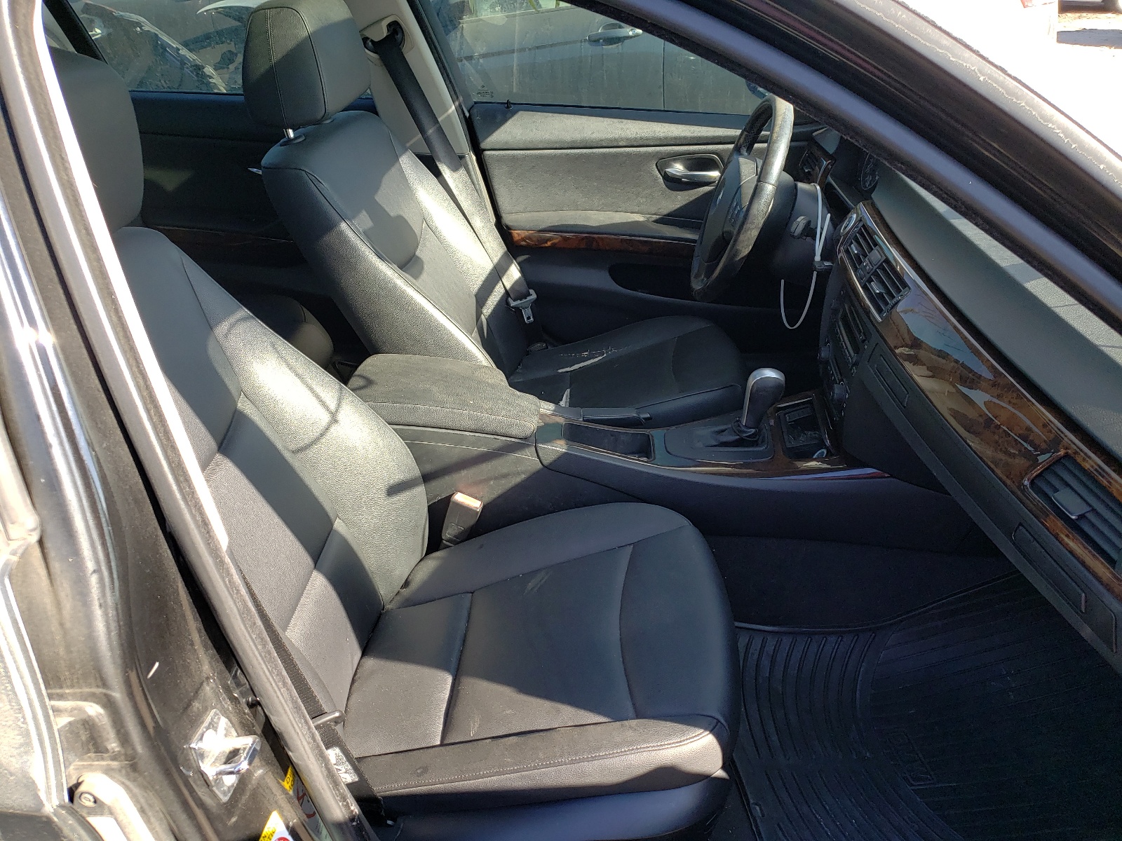 Photo 5 from auction – 2006 BMW 325 I with VIN WBAVB13586KX67618