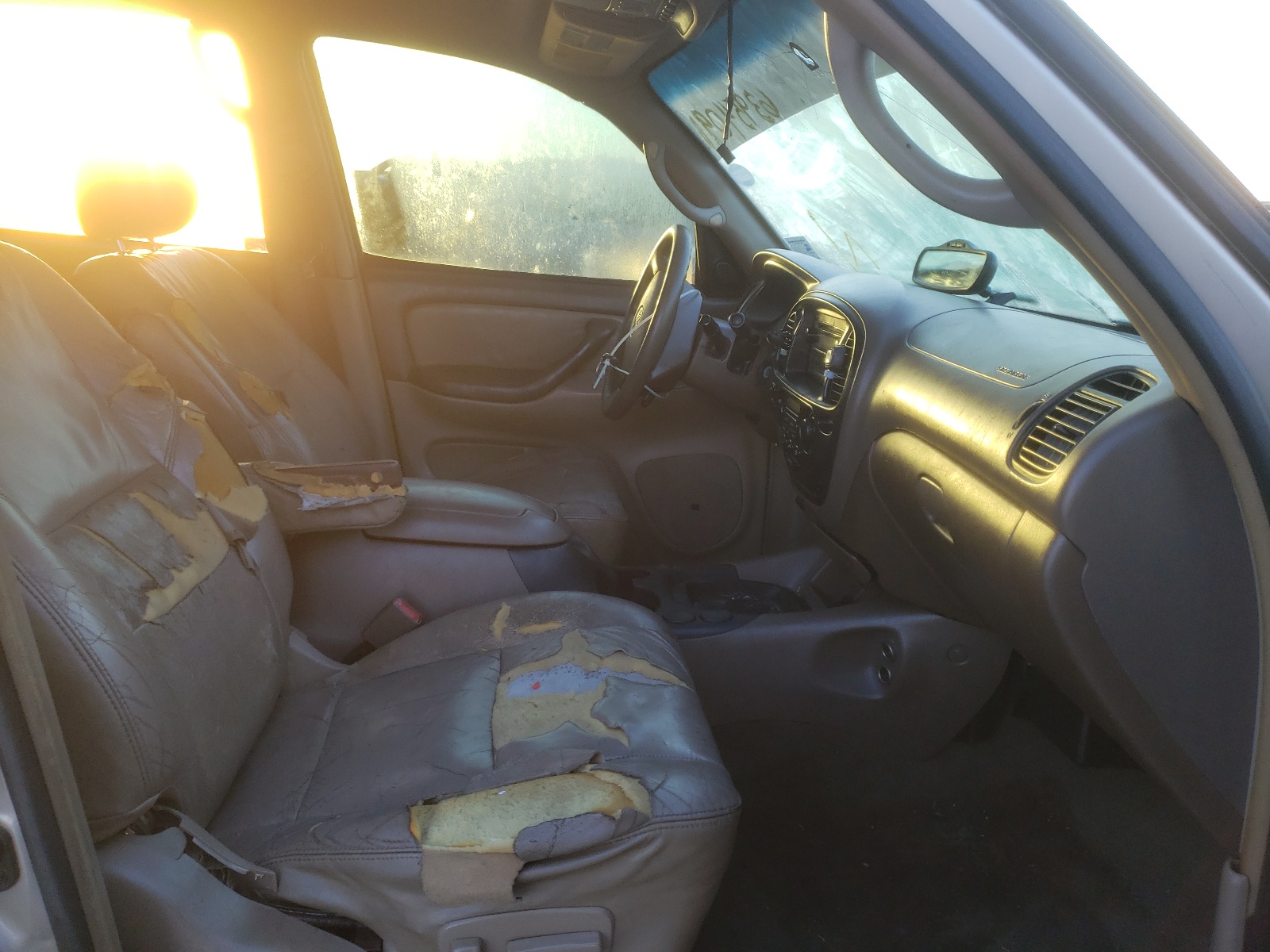 Photo 18 from auction – 2004 TOYOTA SEQUOIA SR with VIN 5TDZT34A74S228339