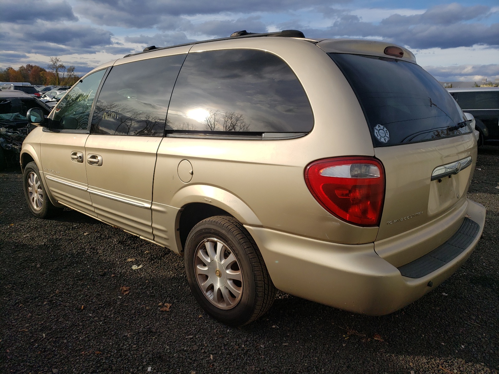 Photo 3 from auction – 2001 CHRYSLER TOWN AND C with VIN 2C8GP54L61R305066