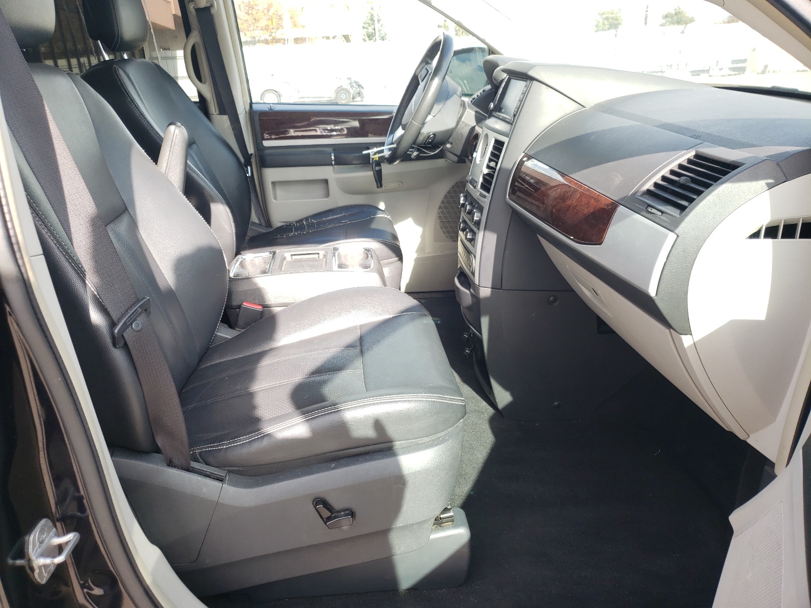 Photo 5 from auction – 2010 CHRYSLER TOWN & COU with VIN 2A4RR8D17AR398811