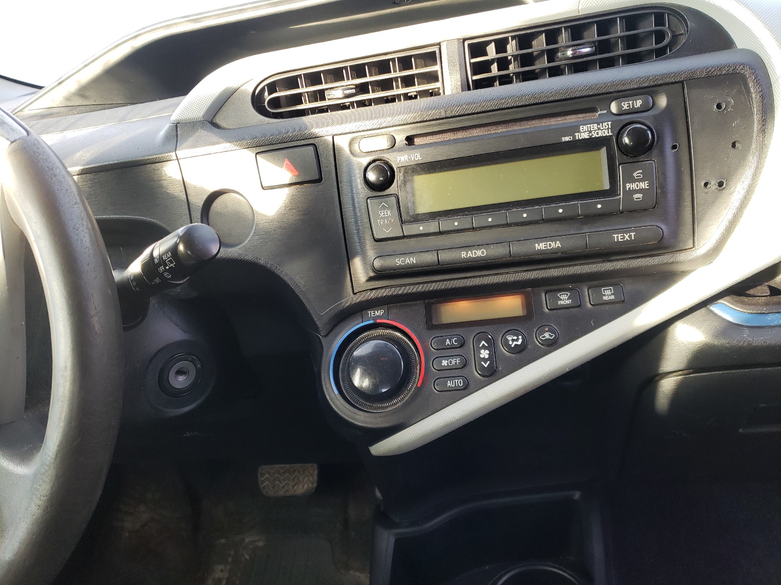 Photo 9 from auction – 2012 TOYOTA PRIUS C with VIN JTDKDTB3XC1517424