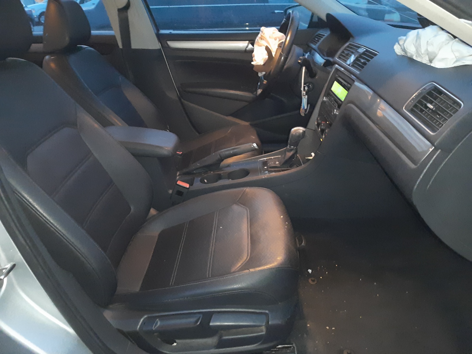 Photo 5 from auction – 2015 VOLKSWAGEN PASSAT S with VIN 1VWAT7A31FC043084