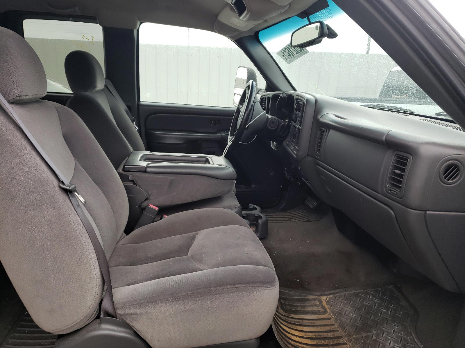 Photo 5 from auction – 2006 GMC SIERRA C25 with VIN 1GTHC29296E113631