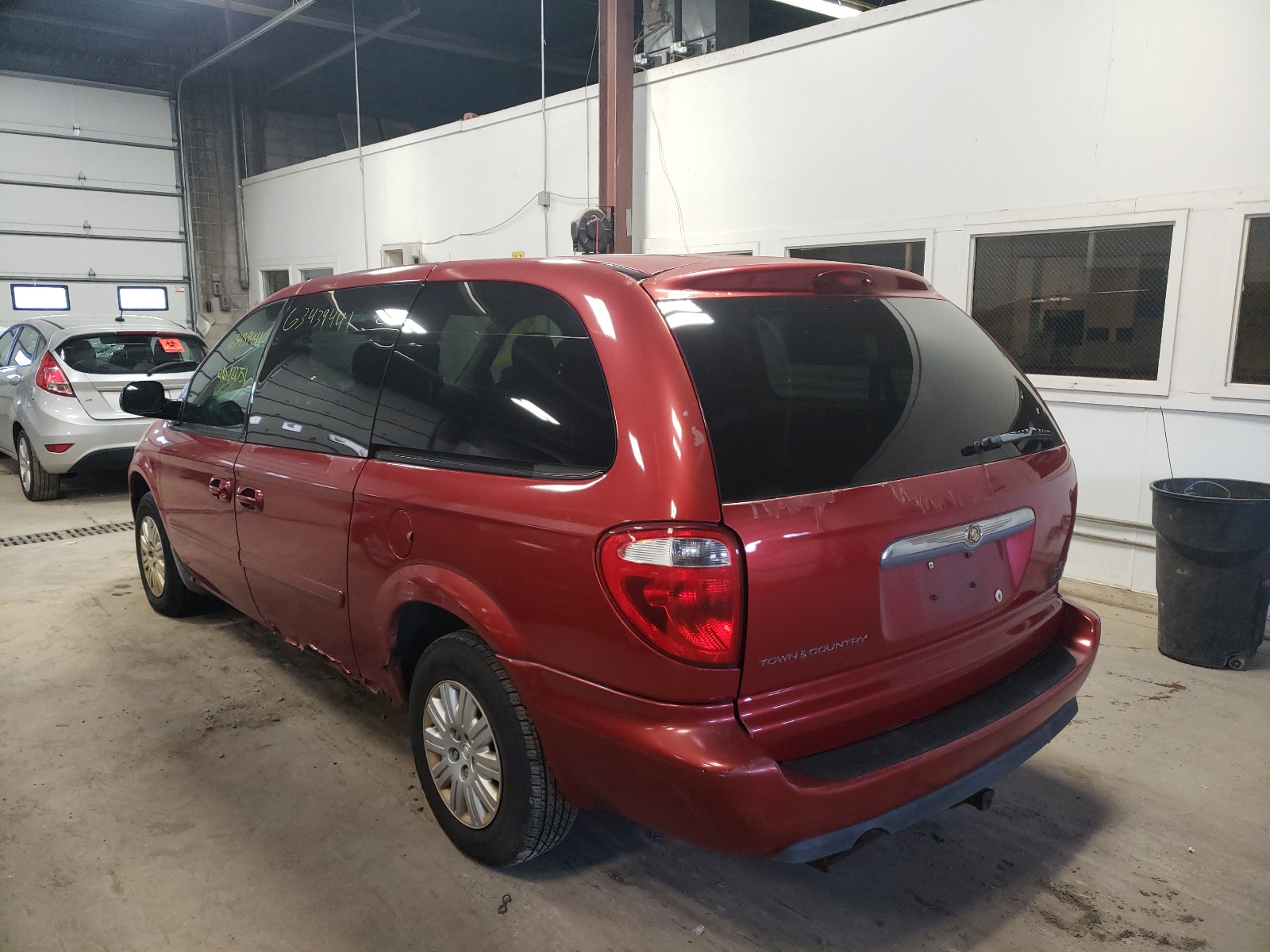 Photo 3 from auction – 2006 CHRYSLER TOWN & COU with VIN 1A4GP44R96B609850