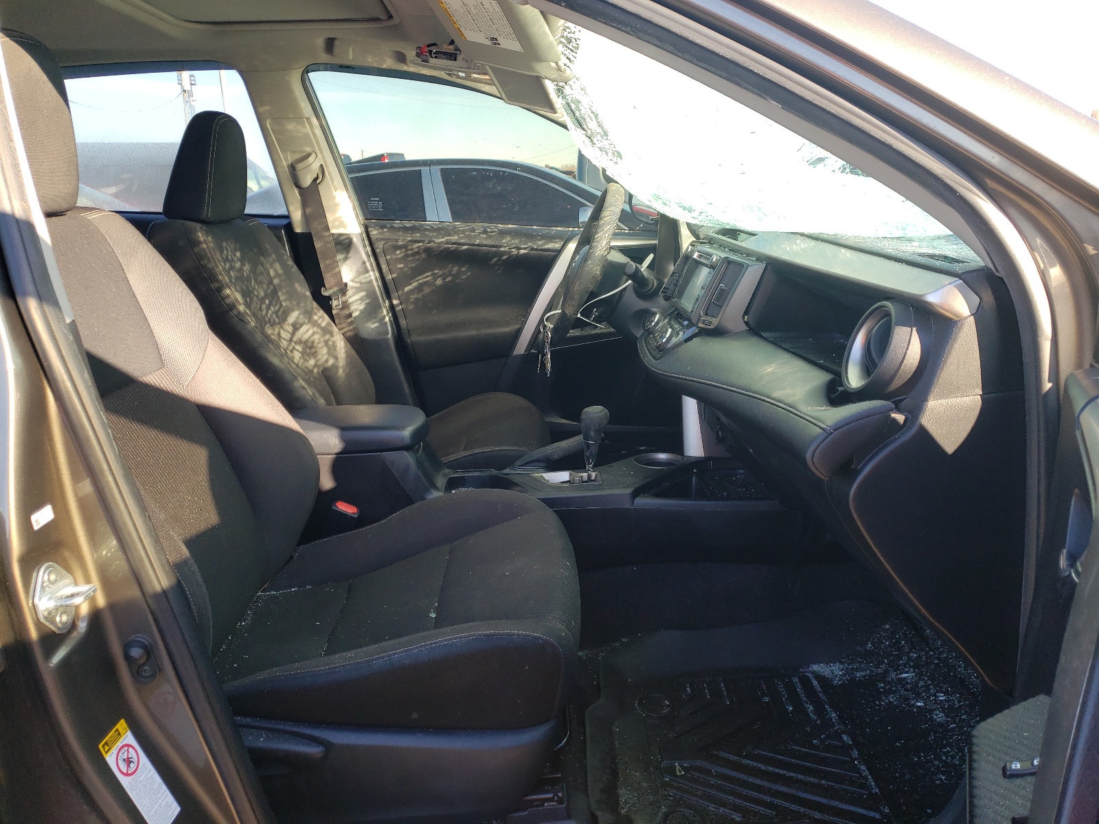 Photo 5 from auction – 2015 TOYOTA RAV4 XLE with VIN JTMRFREVXFD148205