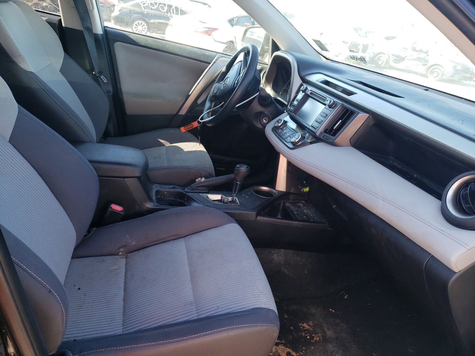 Photo 5 from auction – 2015 TOYOTA RAV4 XLE with VIN 2T3WFREV5FW206677