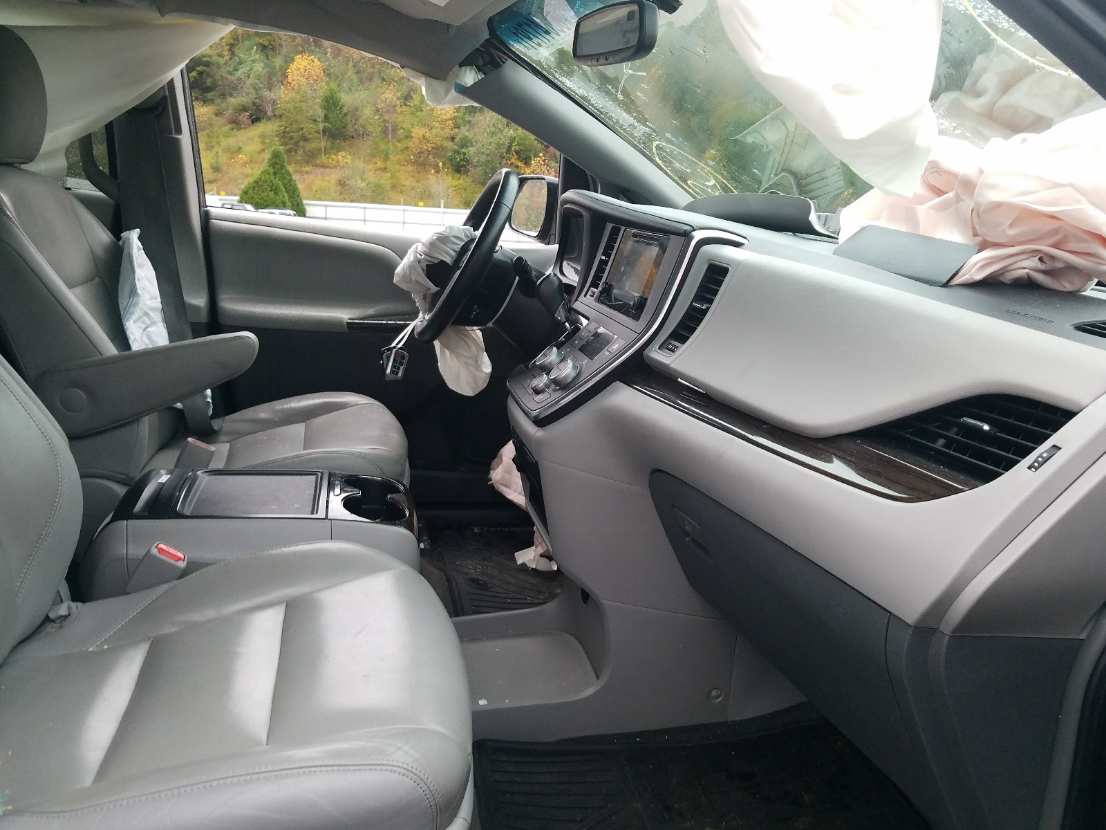 Photo 5 from auction – 2015 TOYOTA SIENNA XLE with VIN 5TDYK3DC1FS649377