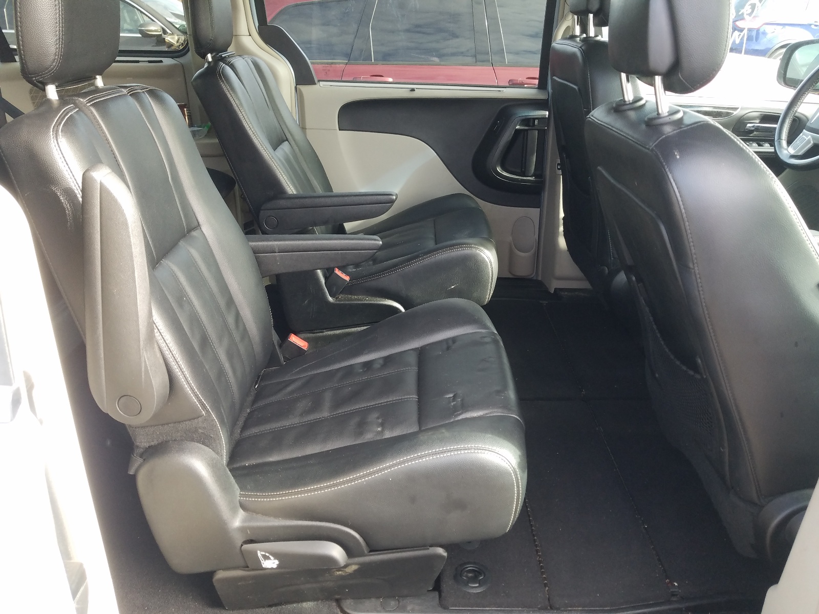 Photo 6 from auction – 2013 CHRYSLER TOWN & COU with VIN 2C4RC1BG5DR777672
