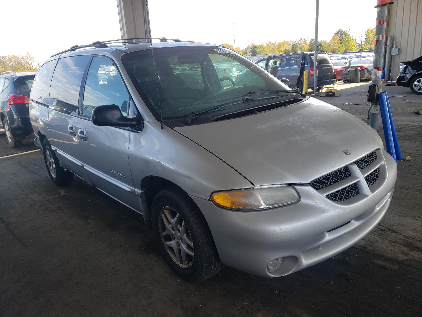 DODGE GRAND CARA 2000 with VIN 1B4GP44G6YB659660 - Photo from auction