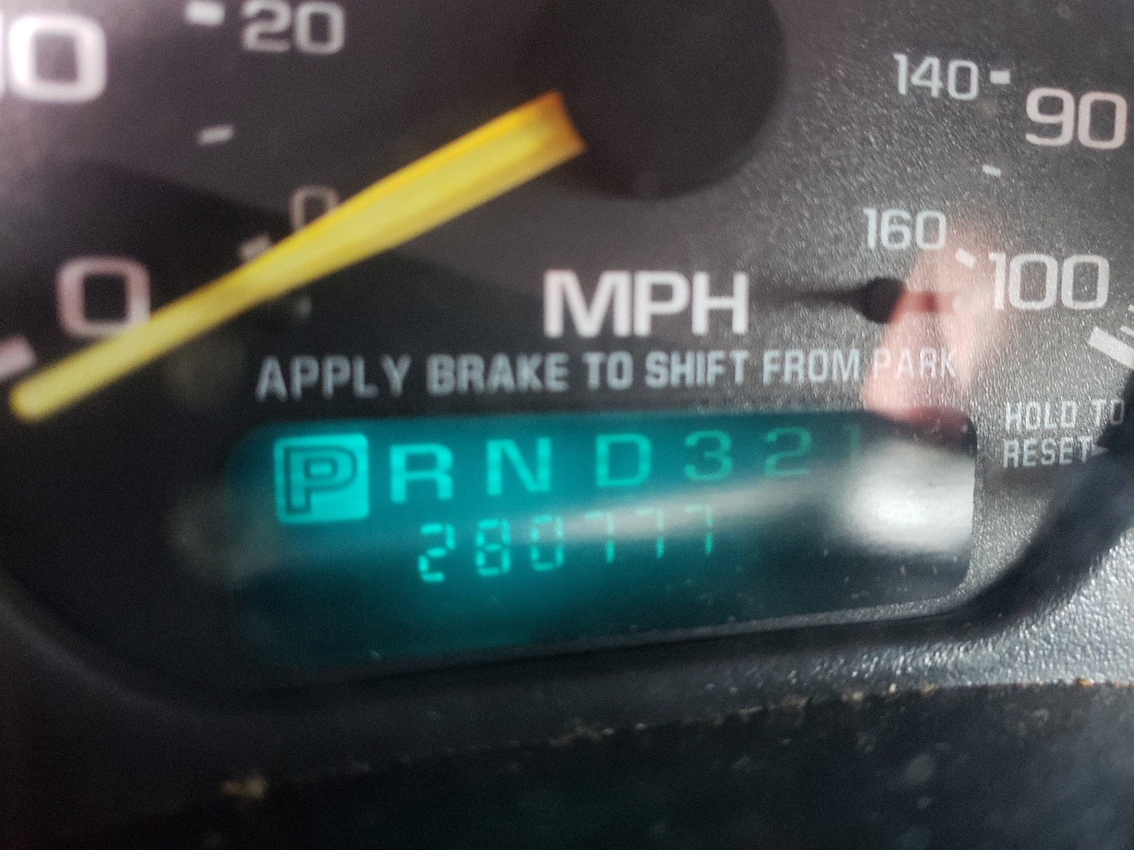 Photo 8 from auction – 2001 CHEVROLET SUBURBAN K with VIN 1GNFK16T11J238003
