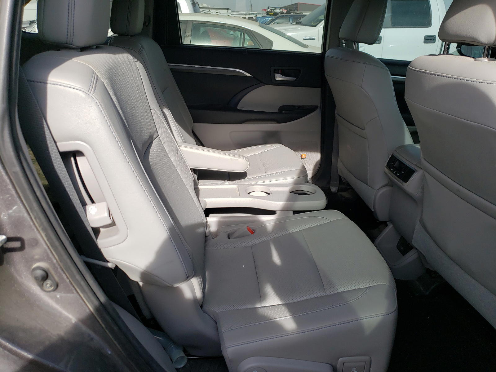 Photo 6 from auction – 2017 TOYOTA HIGHLANDER with VIN 5TDDGRFH8HS024408
