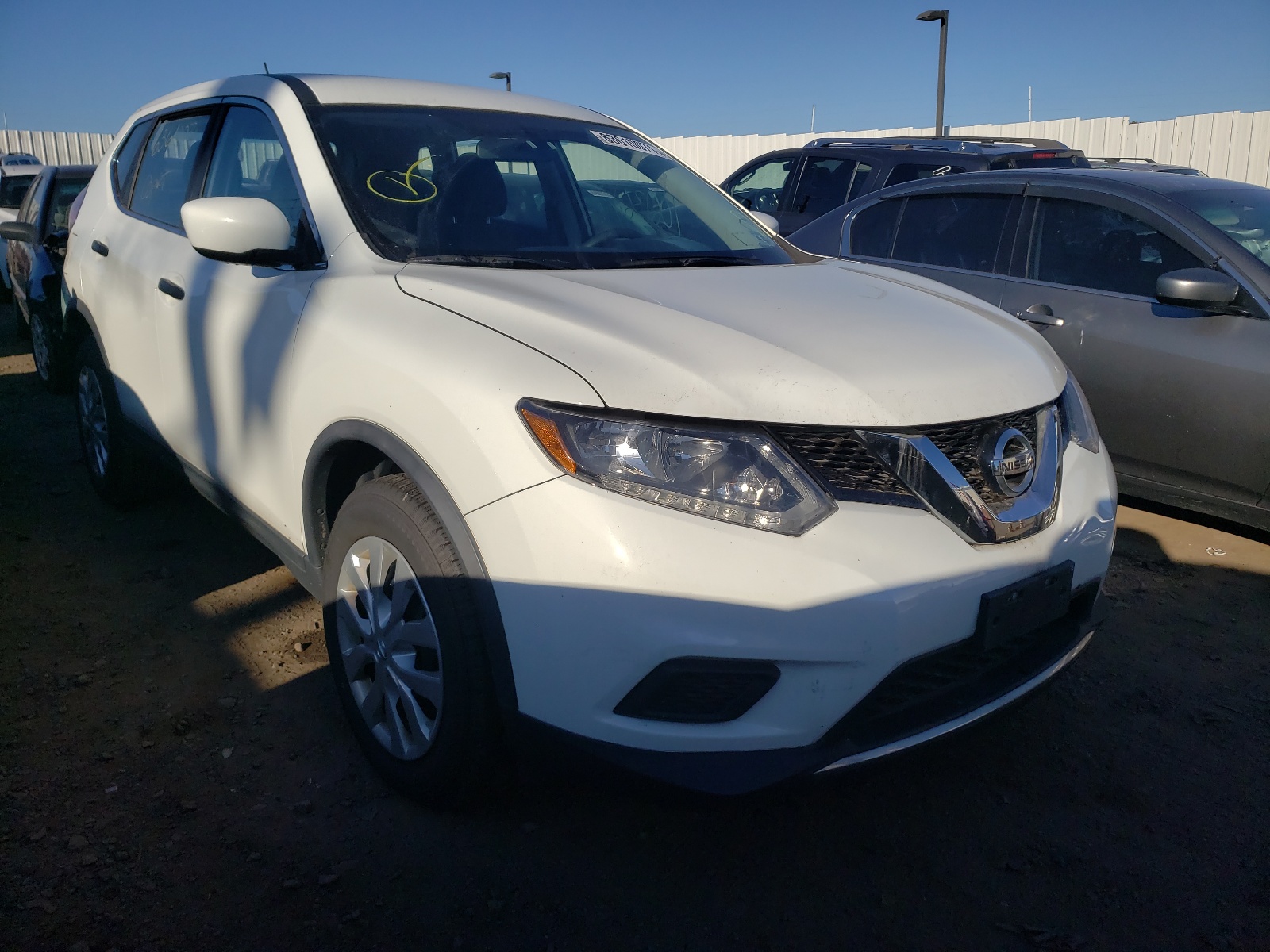 NISSAN ROGUE S 2016 with VIN KNMAT2MV1GP669988 - Photo from auction